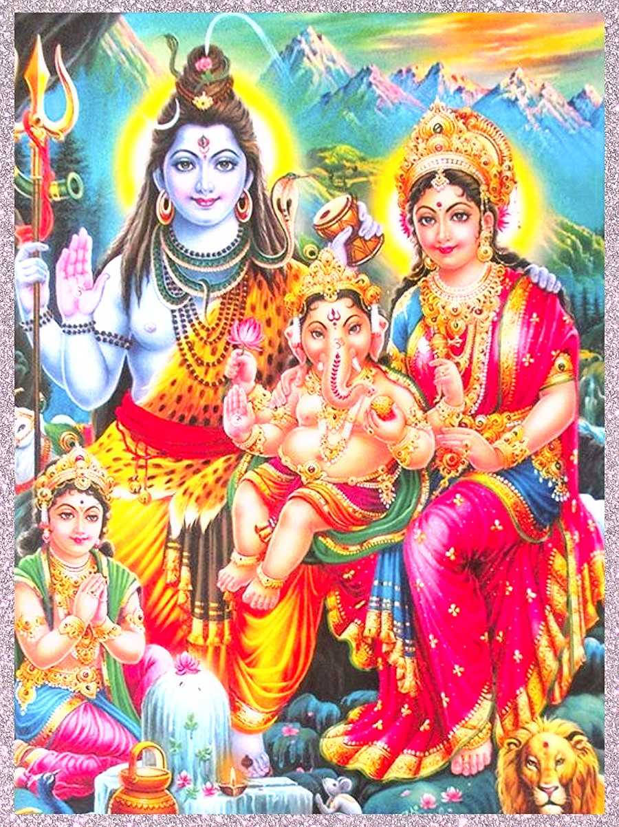 Lord Shiva Family 桌布 壁紙 — 一幅充滿活力的神聖家庭肖像，描繪了濕婆、帕爾瓦蒂、象頭神和一位兒童神祇，背景是山巒日落。