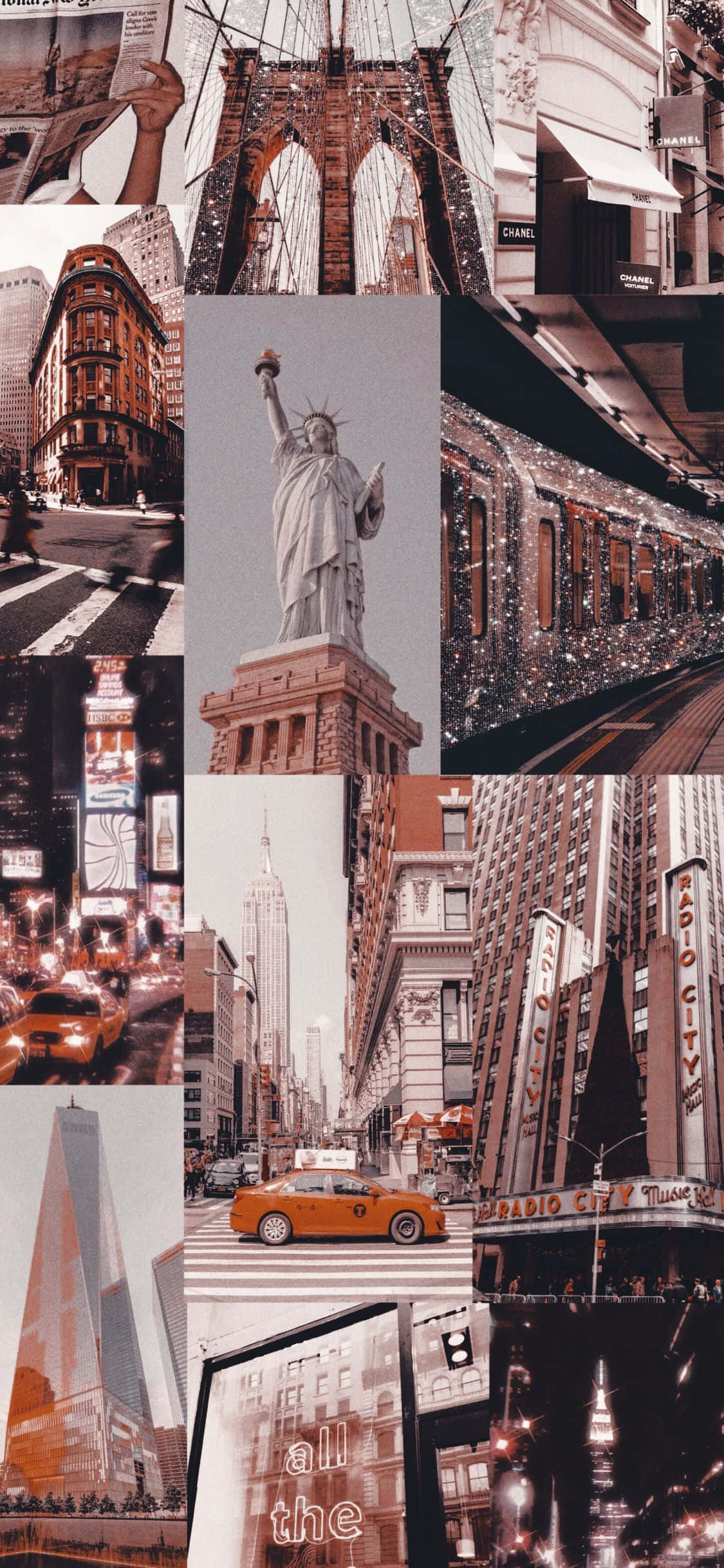 New York 桌布 壁紙 — 一幅充滿活力的紐約市場景拼貼畫， featuring 自由女神像、布魯克林大橋、黃色計程車和標誌性建築，在溫暖的金色燈光下。