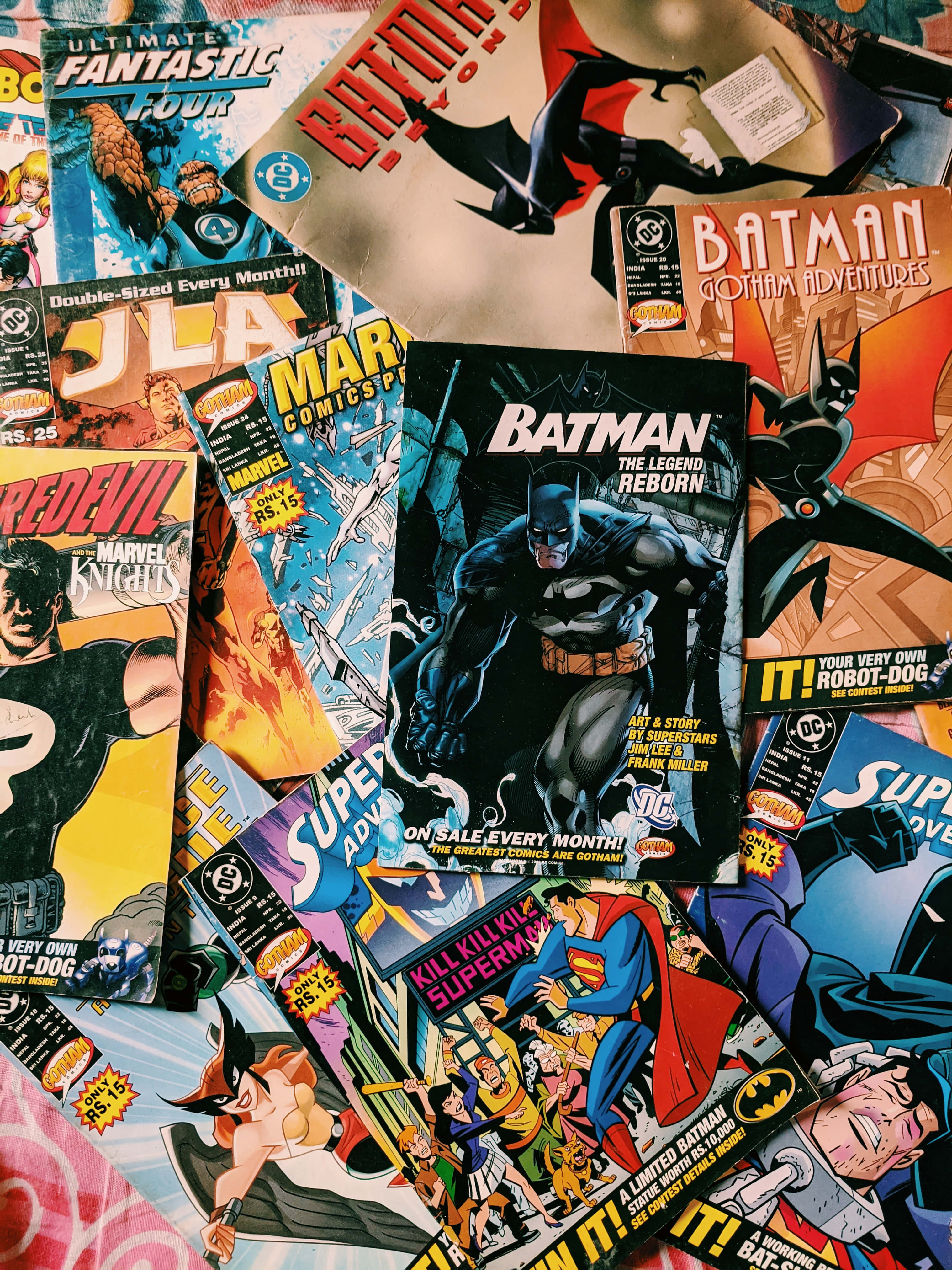 正義聯盟 桌布 壁紙 — 一幅充滿活力的經典漫畫書封面拼貼畫， featuring Batman、Superman 及其他超級英雄，以大膽多彩的藝術風格呈現。