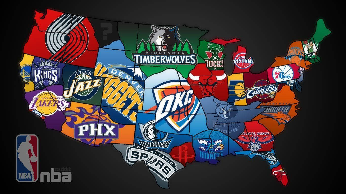酷 NBA 桌布 壁紙 — 一幅充滿活力的美國地圖，每個州份都填滿了色彩繽紛的NBA球隊標誌，背景為深色。