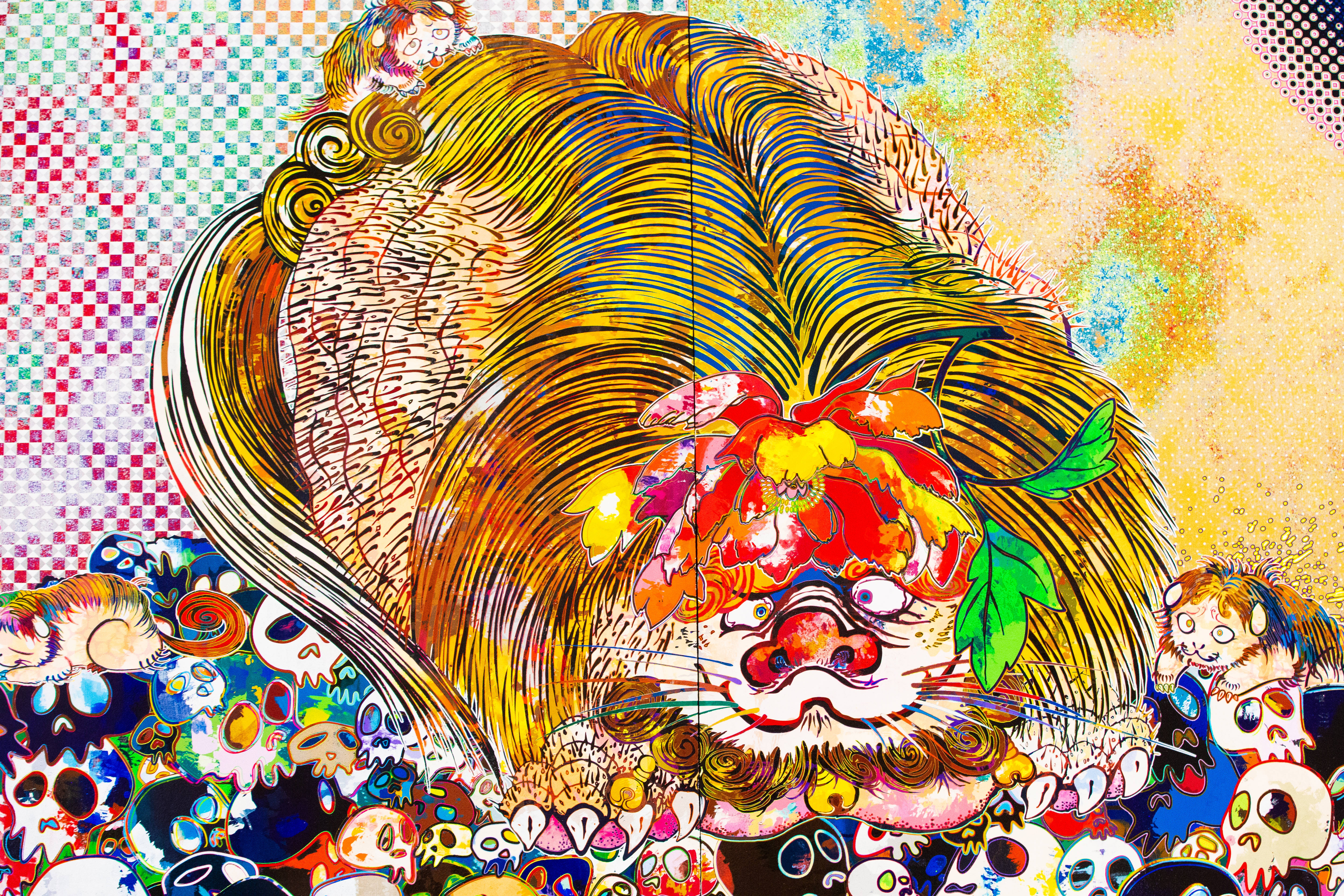 藝術 桌布 壁紙 — 一幅充滿活力的超現實插圖，描繪了一隻風格化的獅子，擁有流動的金色鬃毛，飾有花朵，並被色彩繽紛的頭骨和圖案包圍。