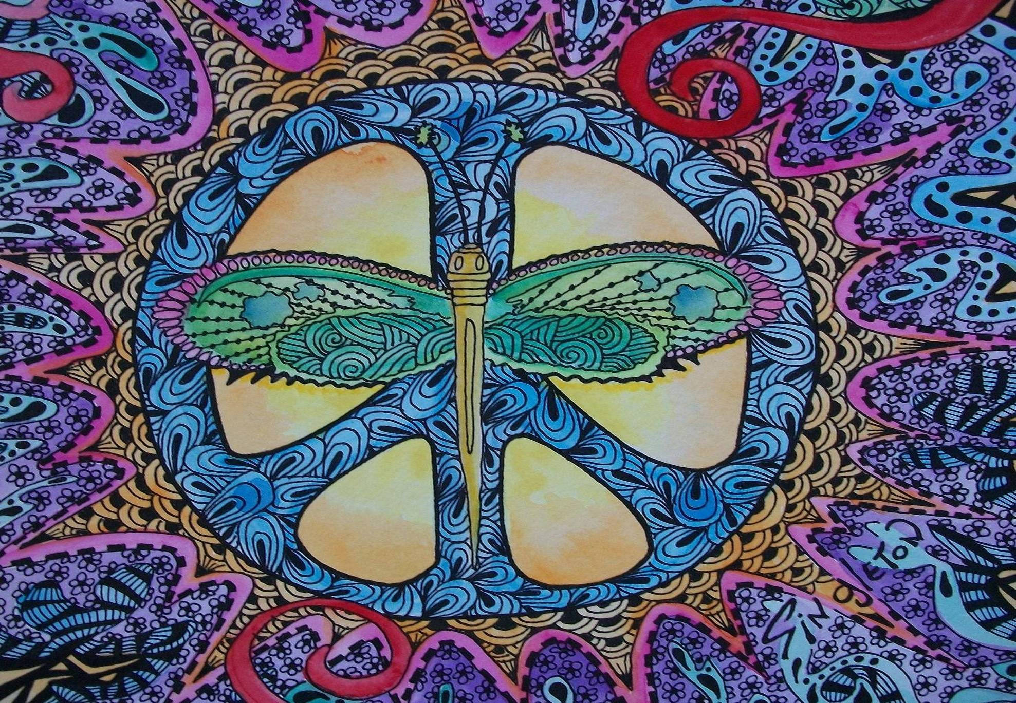 和平 桌布 壁紙 — 一幅充滿活力的迷幻插圖，以和平符號為中心，細節豐富的蜻蜓位於其中，周圍環繞著旋轉的彩色圖案。