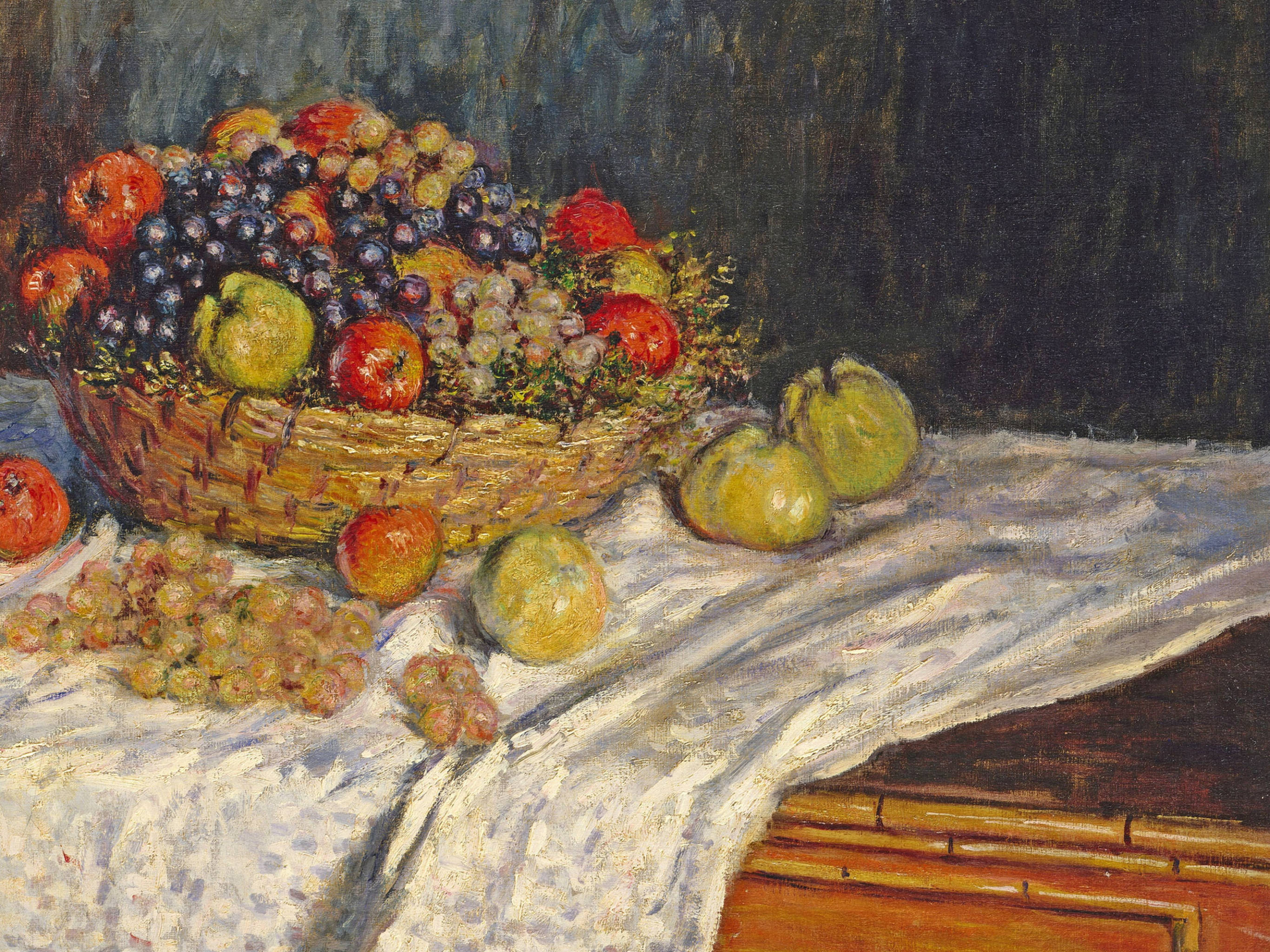 Monet 桌布 壁紙 — 一幅充滿活力的靜物畫，描繪一個柳條籃子裝滿了葡萄、蘋果和梨，放在一塊白布上。