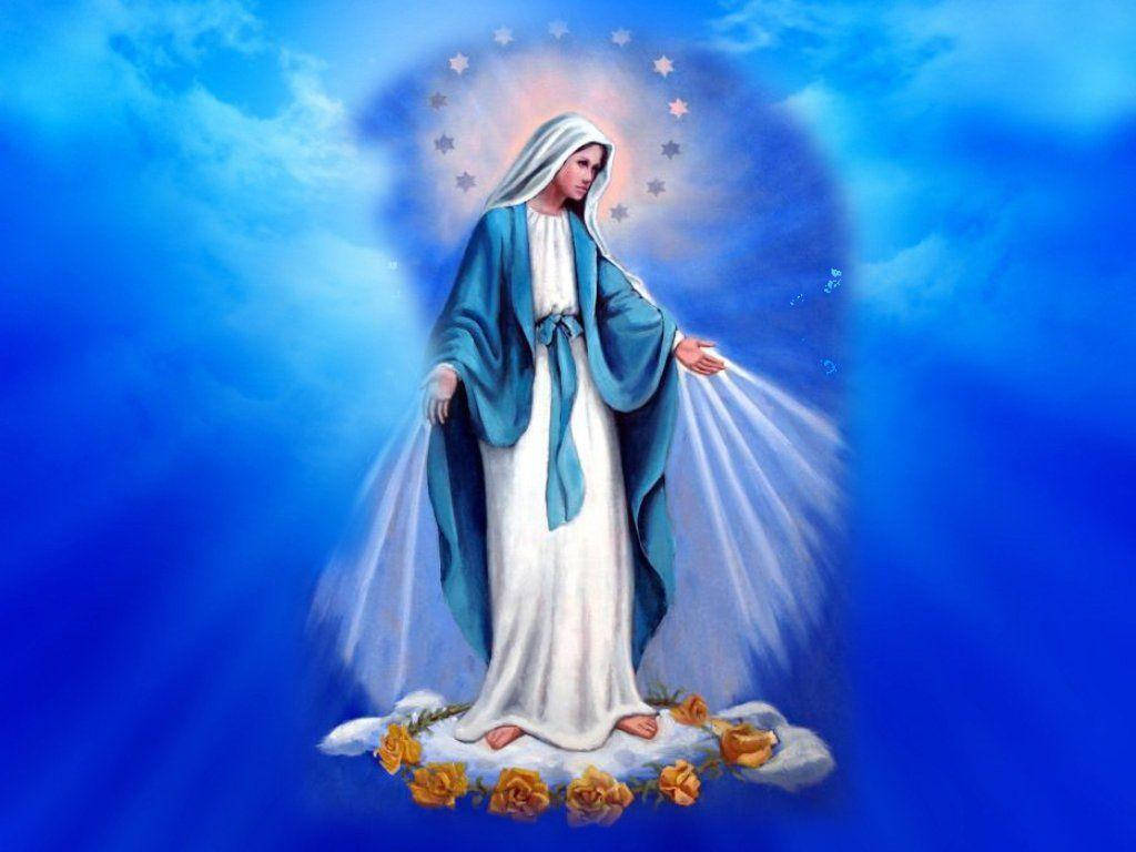 Virgin Mary 桌布 壁紙 — 一幅光芒四射的描繪，聖母瑪利亞身穿藍白長袍，站在雲端上，伴隨著金色玫瑰和星光光環，背景是深藍色的天空。