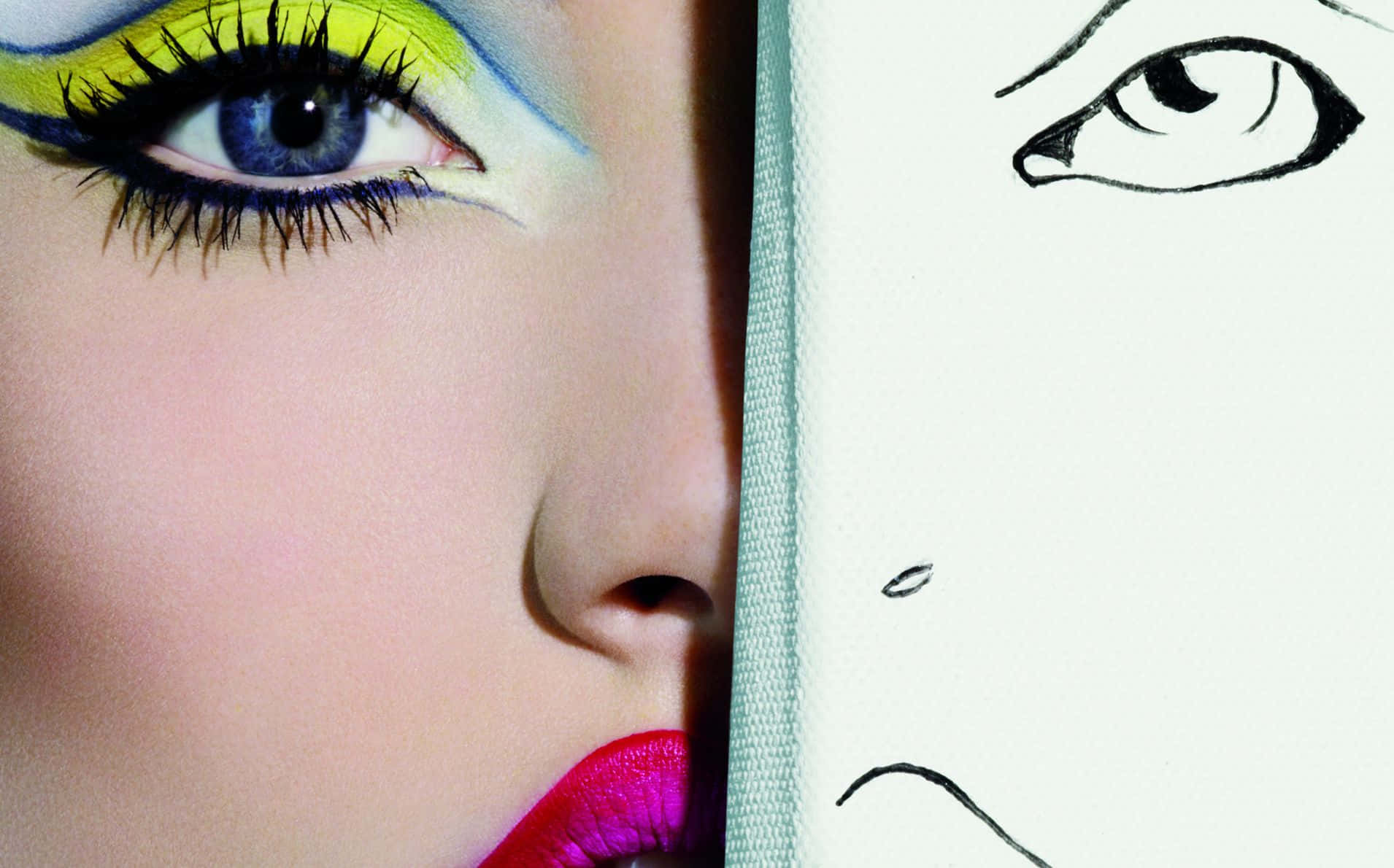 Mac Cosmetics 桌布 壁紙 — 一幅分割肖像將一隻色彩鮮豔的化妝眼睛與一張極簡黑白線條畫的臉孔並置。