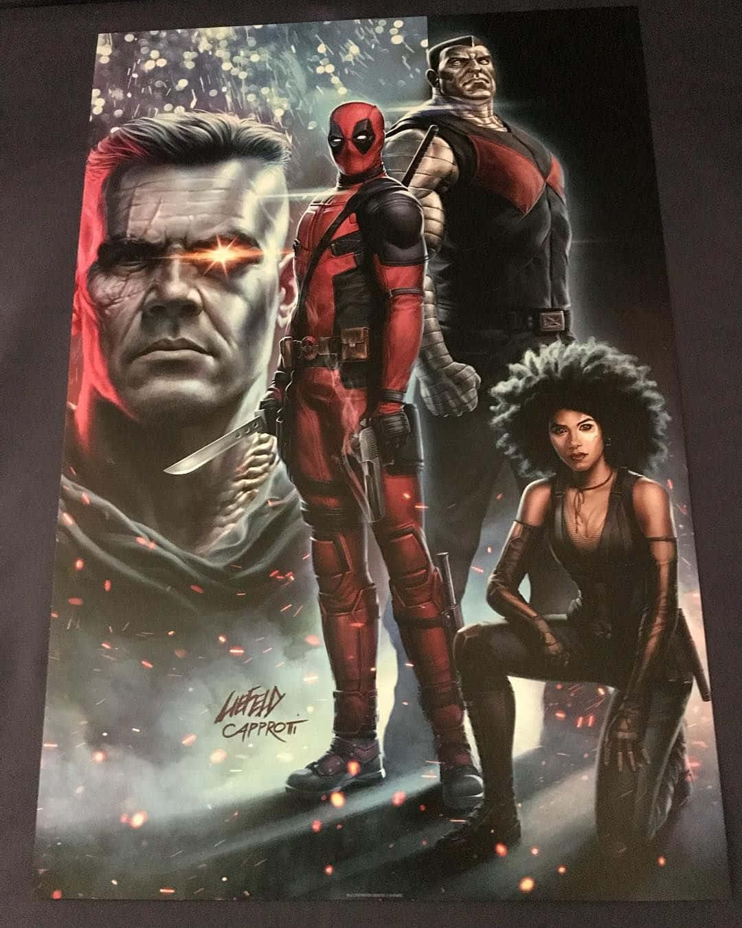 Deadpool And Domino 桌布 壁紙 — 一幅動感漫畫插圖，描繪死侍、機堡和多米諾以動作姿態出現，周圍火花四濺。