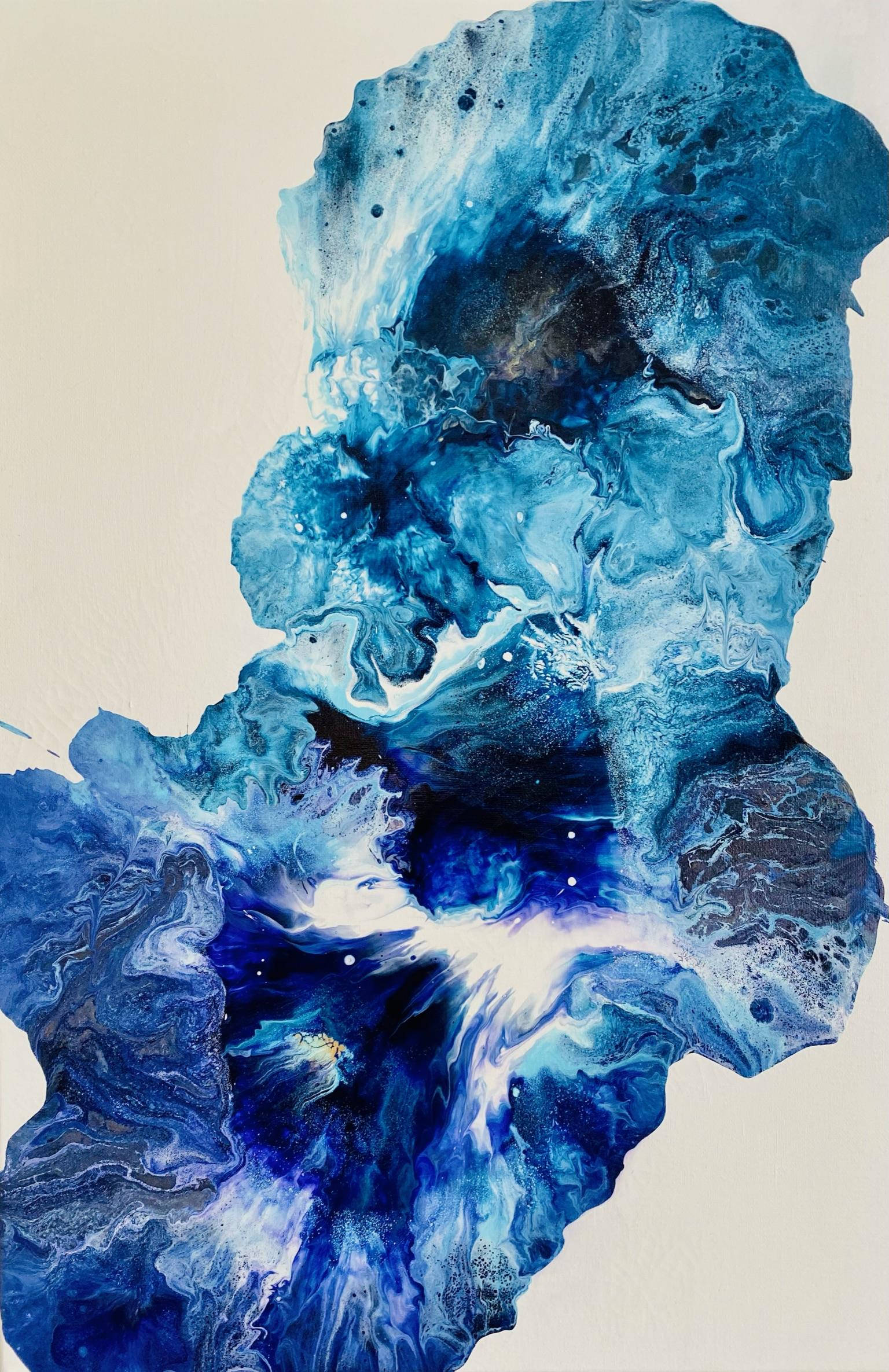 Paint Splatter Aesthetic 桌布 壁紙 — 一幅動態抽象畫，深藍色和白色漩渦狀，類似宇宙星雲，背景為淡米色。