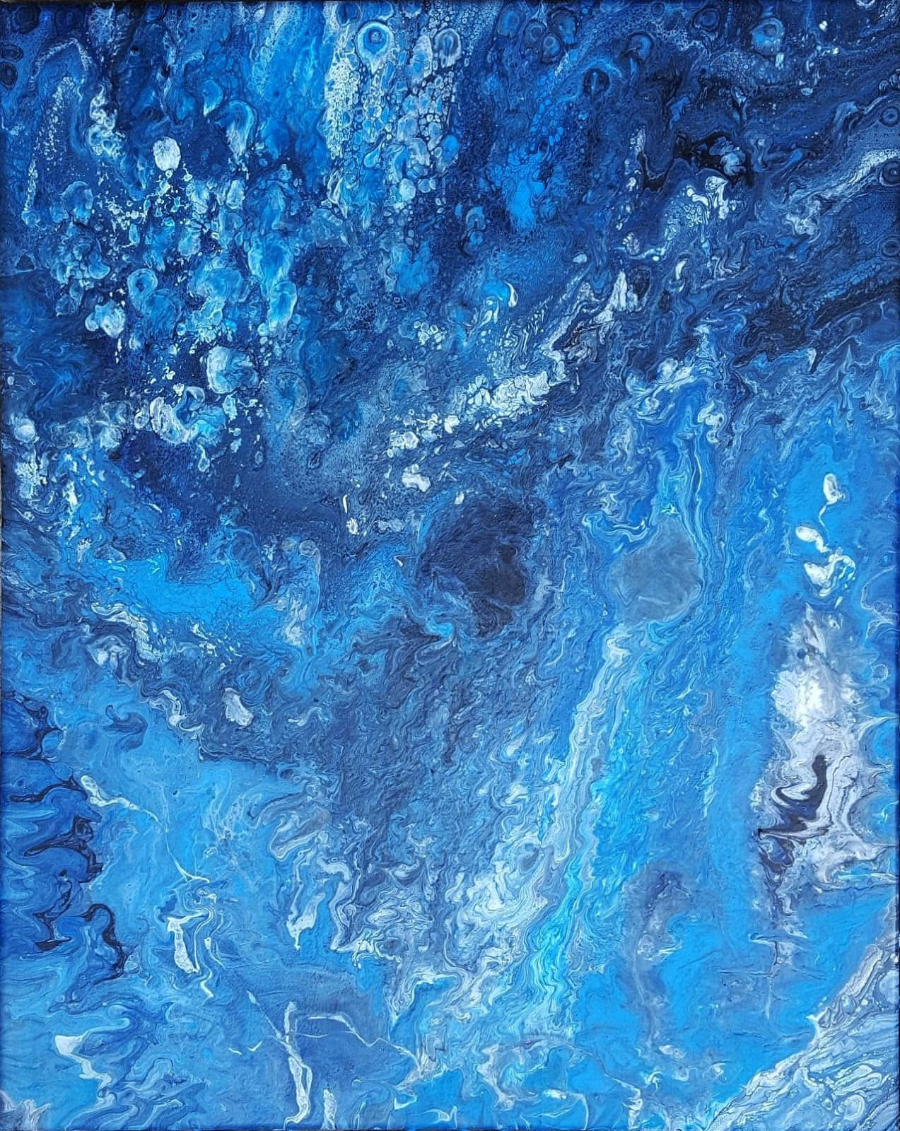 Blue Marble 桌布 壁紙 — 一幅動態抽象畫作，以深靛藍、電光藍和泡沫般的白色顏料旋轉，營造出洶湧的海洋或宇宙場景。