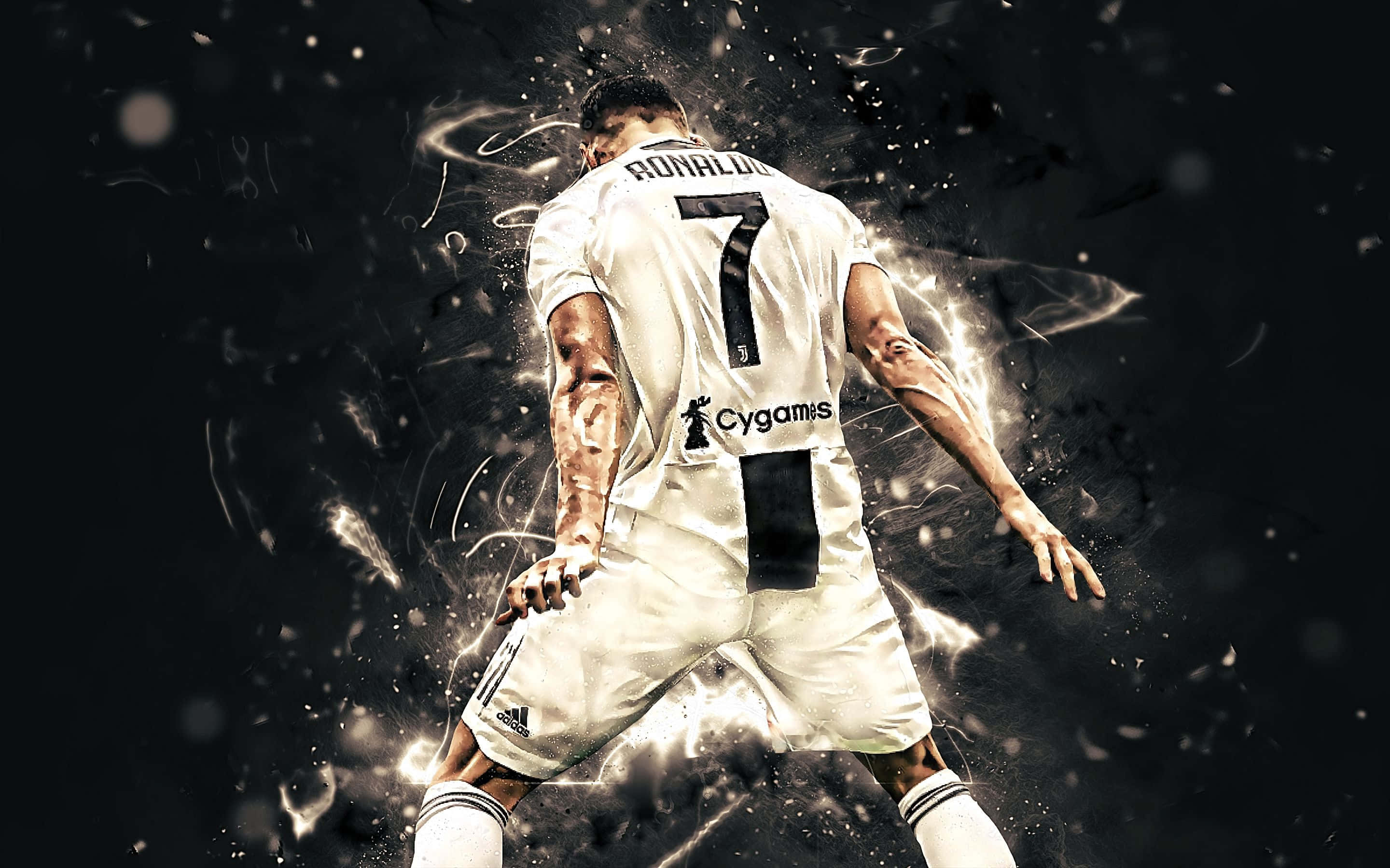 Ronaldo 桌布 壁紙 — 一幅動態數位藝術描繪，展示身穿白色尤文圖斯7號球衣的C羅，在黑暗背景中被爆炸性光效包圍。