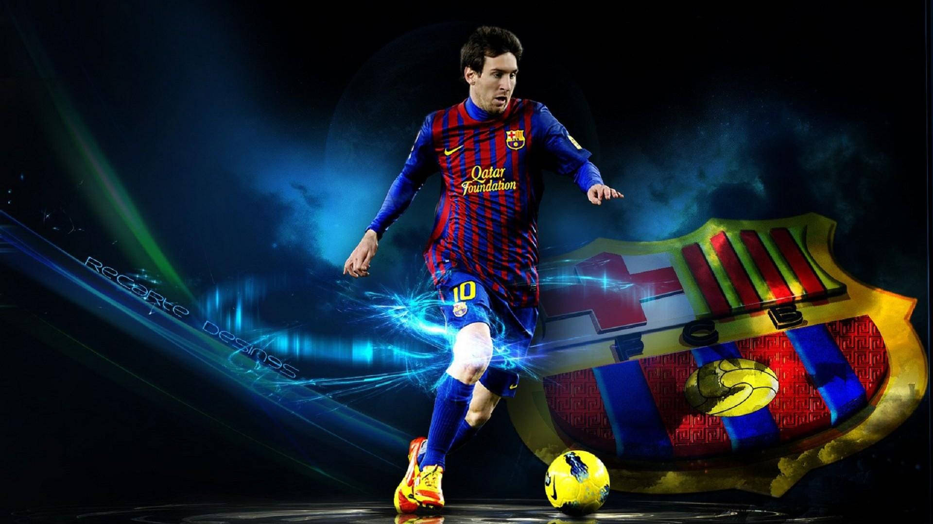 Messi Barcelona 桌布 壁紙 — 一幅動態數位藝術描繪，身穿巴塞隆納球衣的利昂內爾·梅西在黑暗宇宙背景下盤球，帶有發光藍色能量效果。