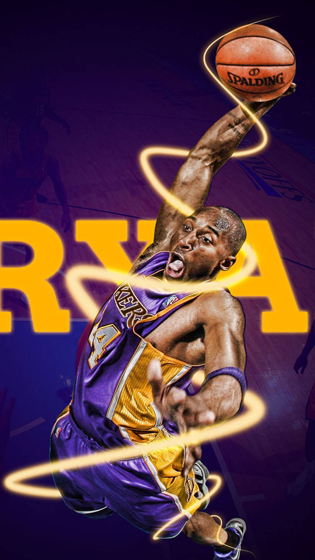 Kobe Bryant iPhone 桌布 壁紙 — 一幅動態數位藝術描繪柯比·布萊恩身穿紫金色湖人球衣，在半空中灌籃Spalding籃球。