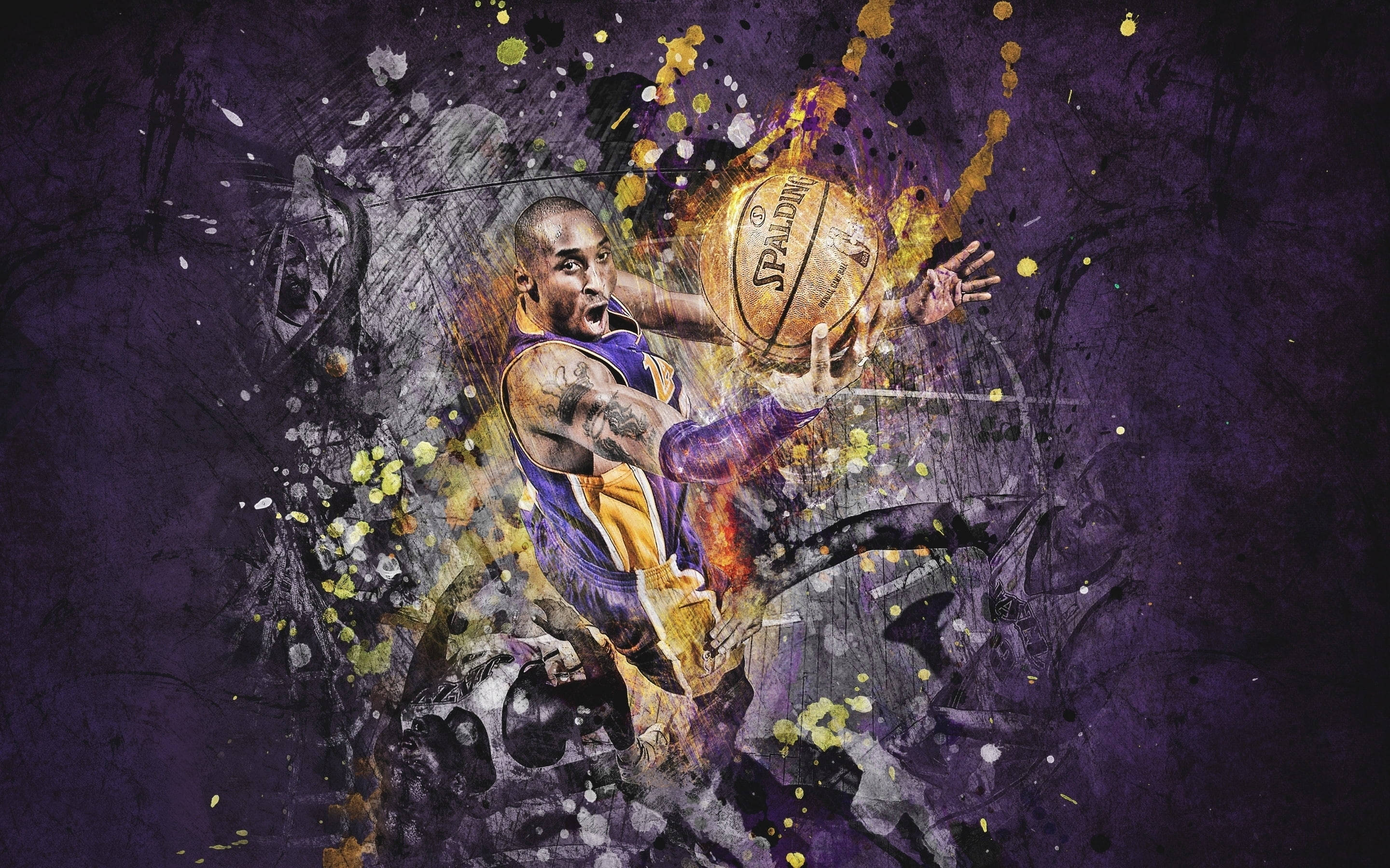 科比· Bryant 桌布 壁紙 — 一幅動態數位藝術描繪柯比·布萊恩在半空中灌籃，帶有鮮豔的黃色和紫色油漆飛濺，背景為深色紋理。