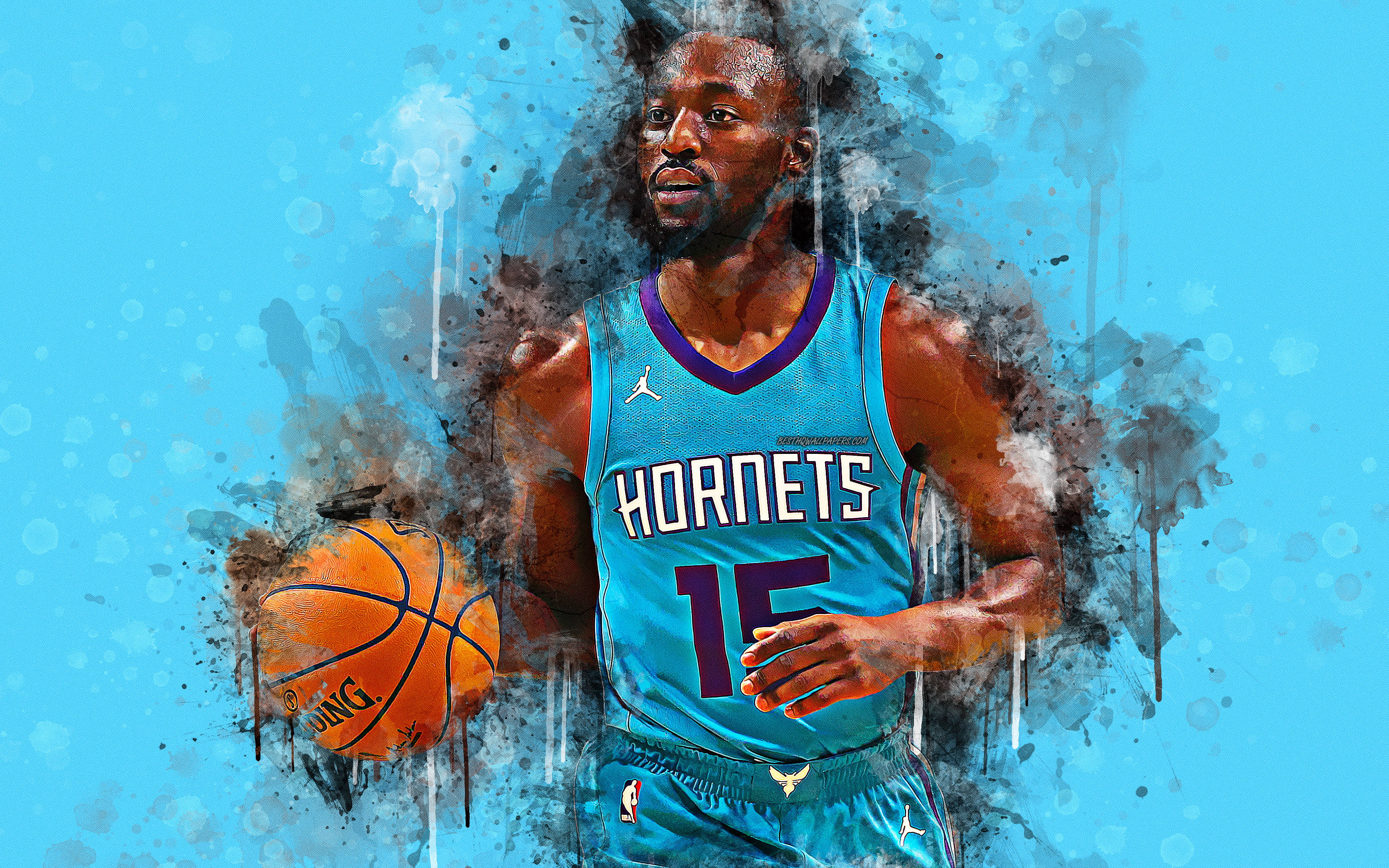 Kemba Walker 桌布 壁紙 — 一幅動態數位藝術肖像，描繪一位身穿黃蜂隊球衣的籃球運動員，在充滿活力的藍色潑濺背景前持球。
