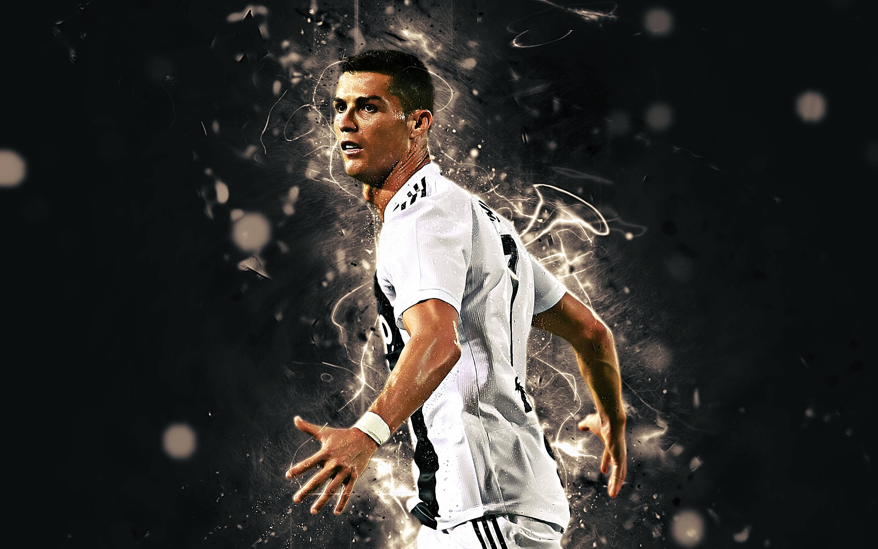 Ronaldo 桌布 壁紙 — 一幅動態數位藝術肖像，描繪克里斯蒂亞諾·羅納度在運動中，被電能和發光粒子包圍，背景為深色。