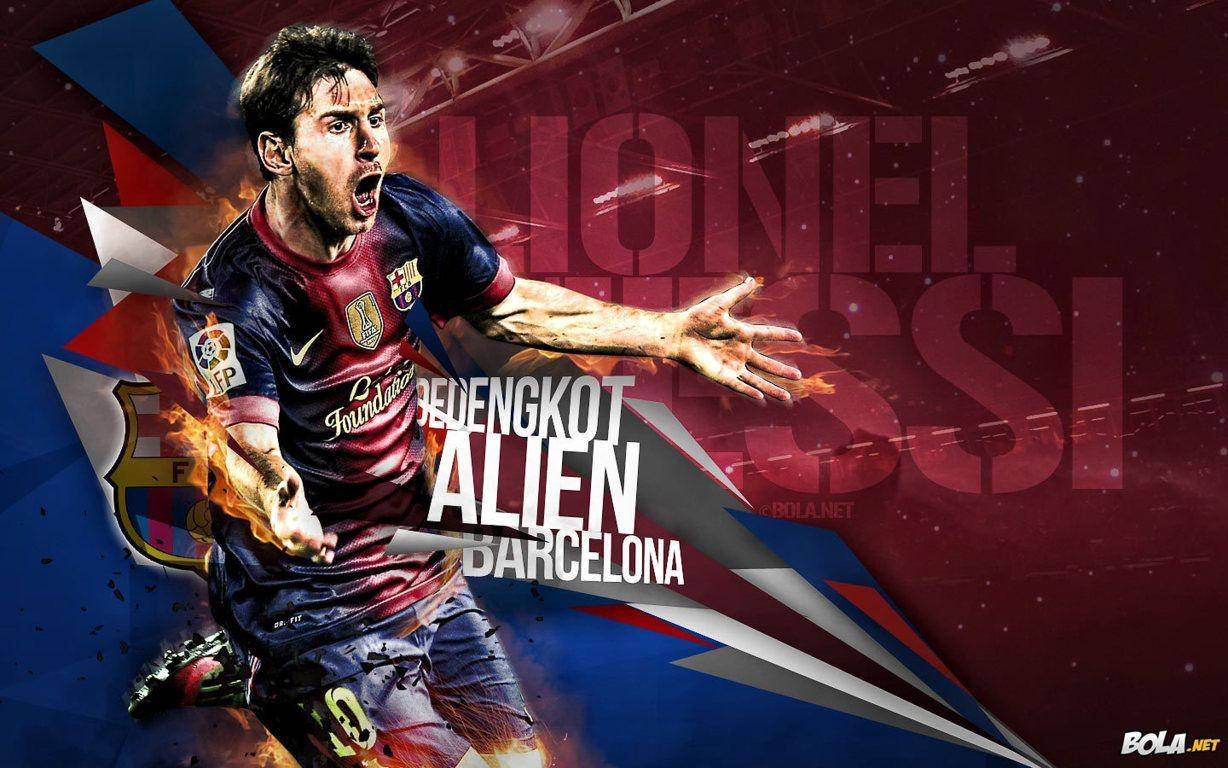 Messi Barcelona 桌布 壁紙 — 一幅動態數位藝術肖像，描繪身穿巴塞隆納球衣的利昂內爾·梅西，帶有火焰效果和粗體文字疊加。