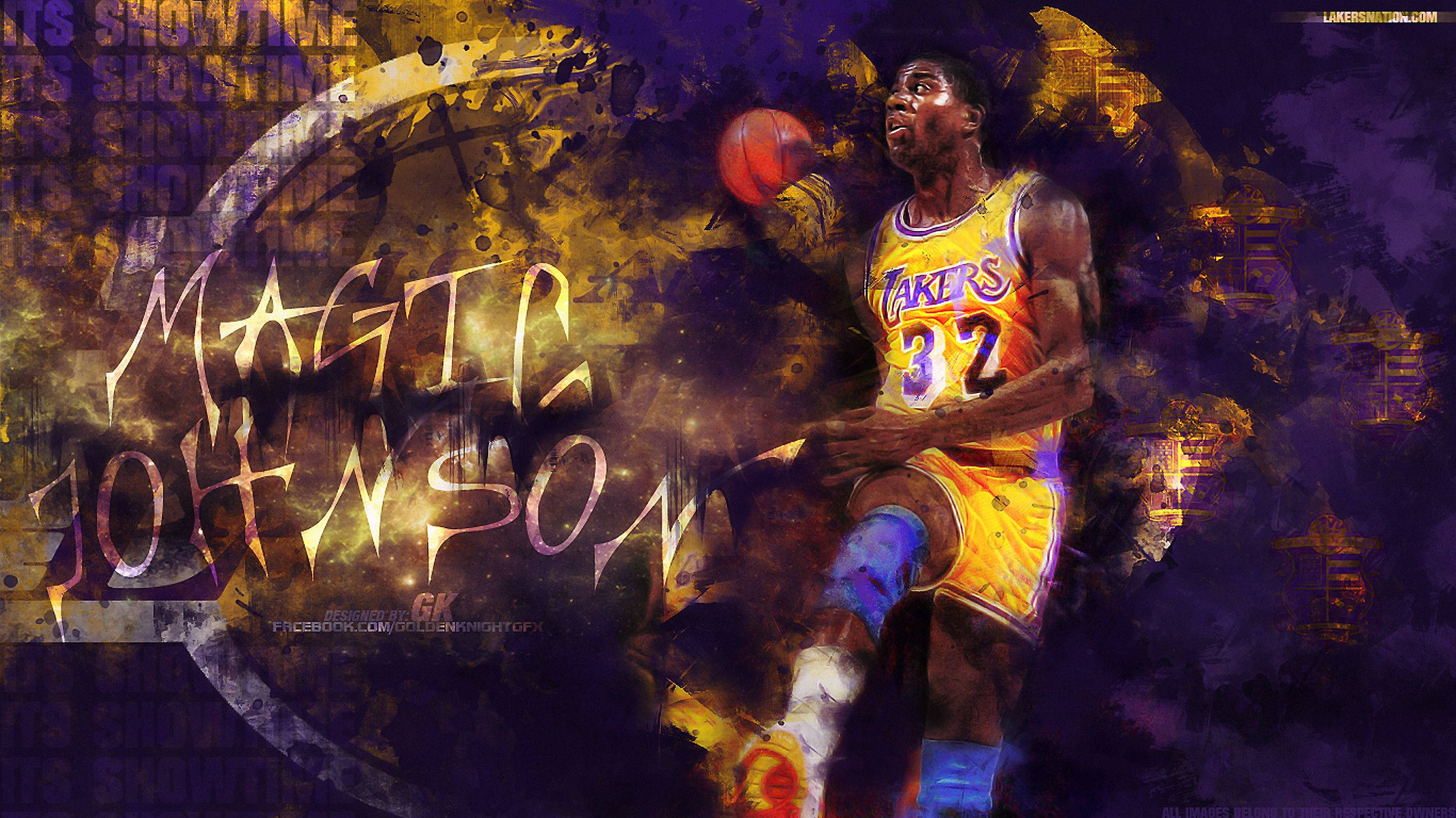 Magic Johnson 桌布 壁紙 — 一幅動態數位藝術肖像，描繪魔術強森身穿湖人球衣，在充滿活力的紫色和金色抽象背景中運球。