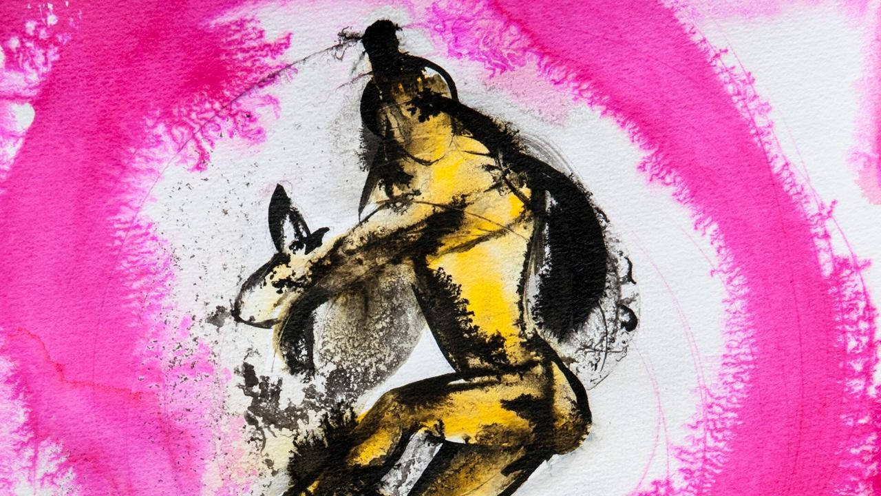 Painting 桌布 壁紙 — 一幅動態水彩畫，描繪黃色和黑色的抽象人形，背景是鮮豔的粉紅色漩渦。