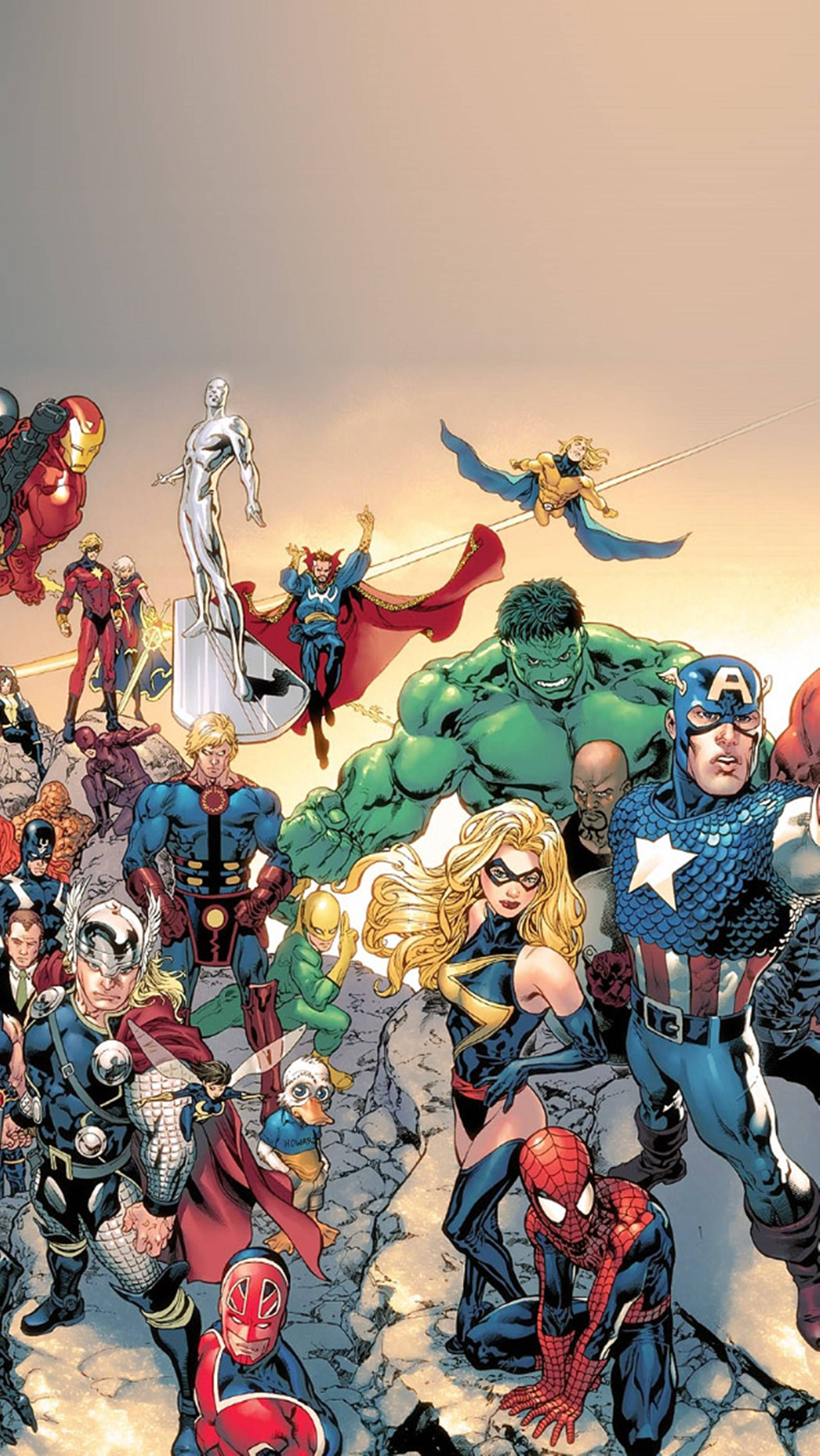 桌布 壁紙 — 一幅動態漫畫書插圖，描繪了Marvel超級英雄如浩克、美國隊長和蜘蛛人一起站在溫暖天空下的岩石地形上。