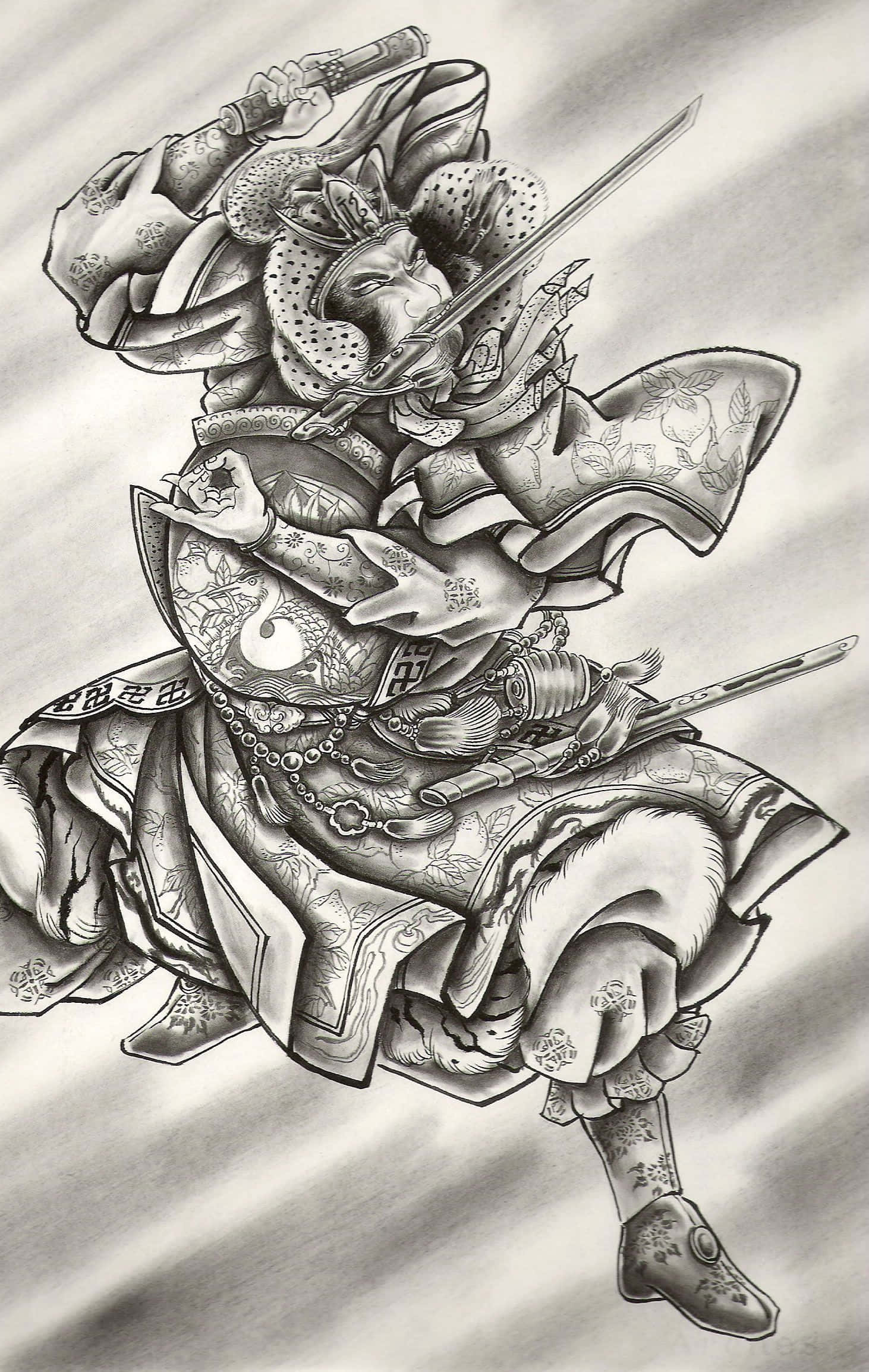 Japanese Tattoo 桌布 壁紙 — 一幅動態黑白插圖，描繪一位身穿華麗盔甲的武士戰士，在半空中揮舞劍和矛，背景帶有動態模糊效果。