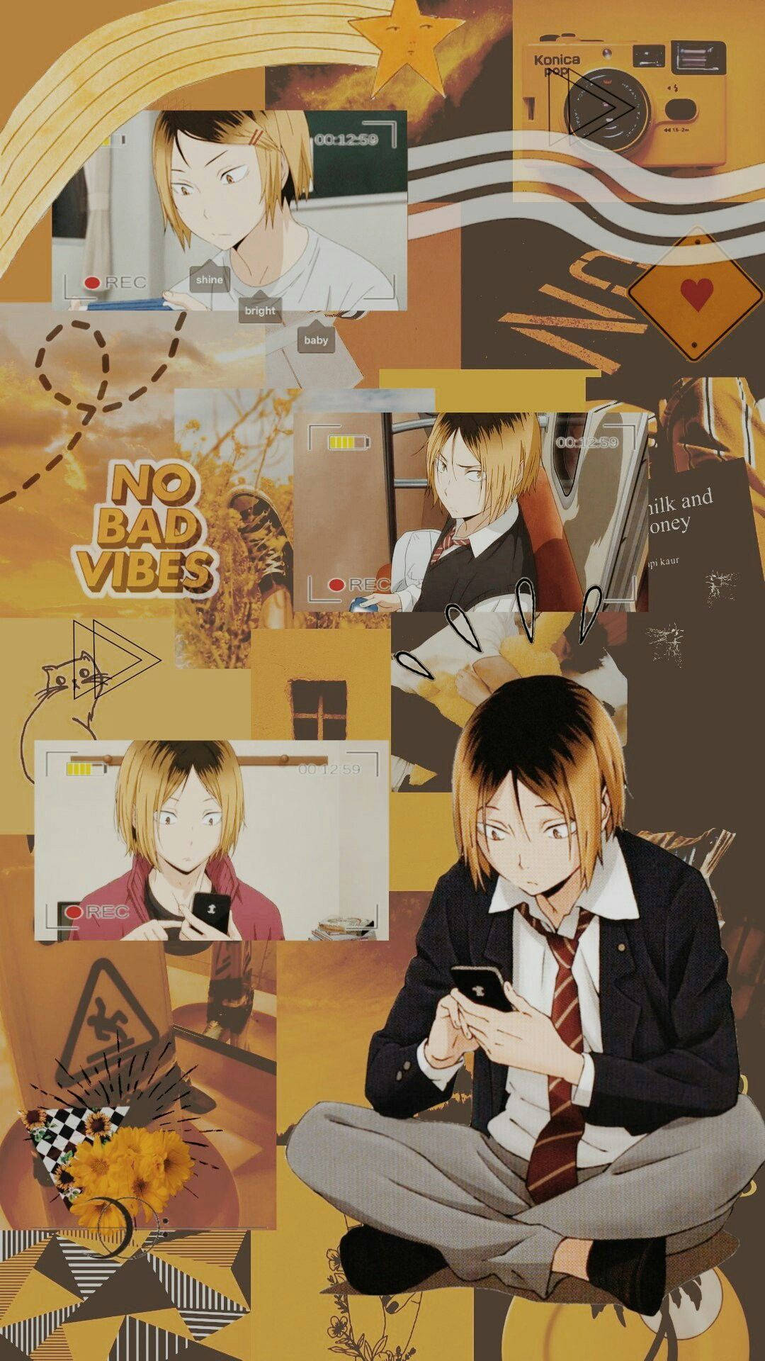 動漫男孩 桌布 壁紙 — 一幅動漫風格場景的拼貼畫，描繪一名穿著校服的男孩盤腿坐著看手機，周圍環繞著溫暖的金色和棕色調。