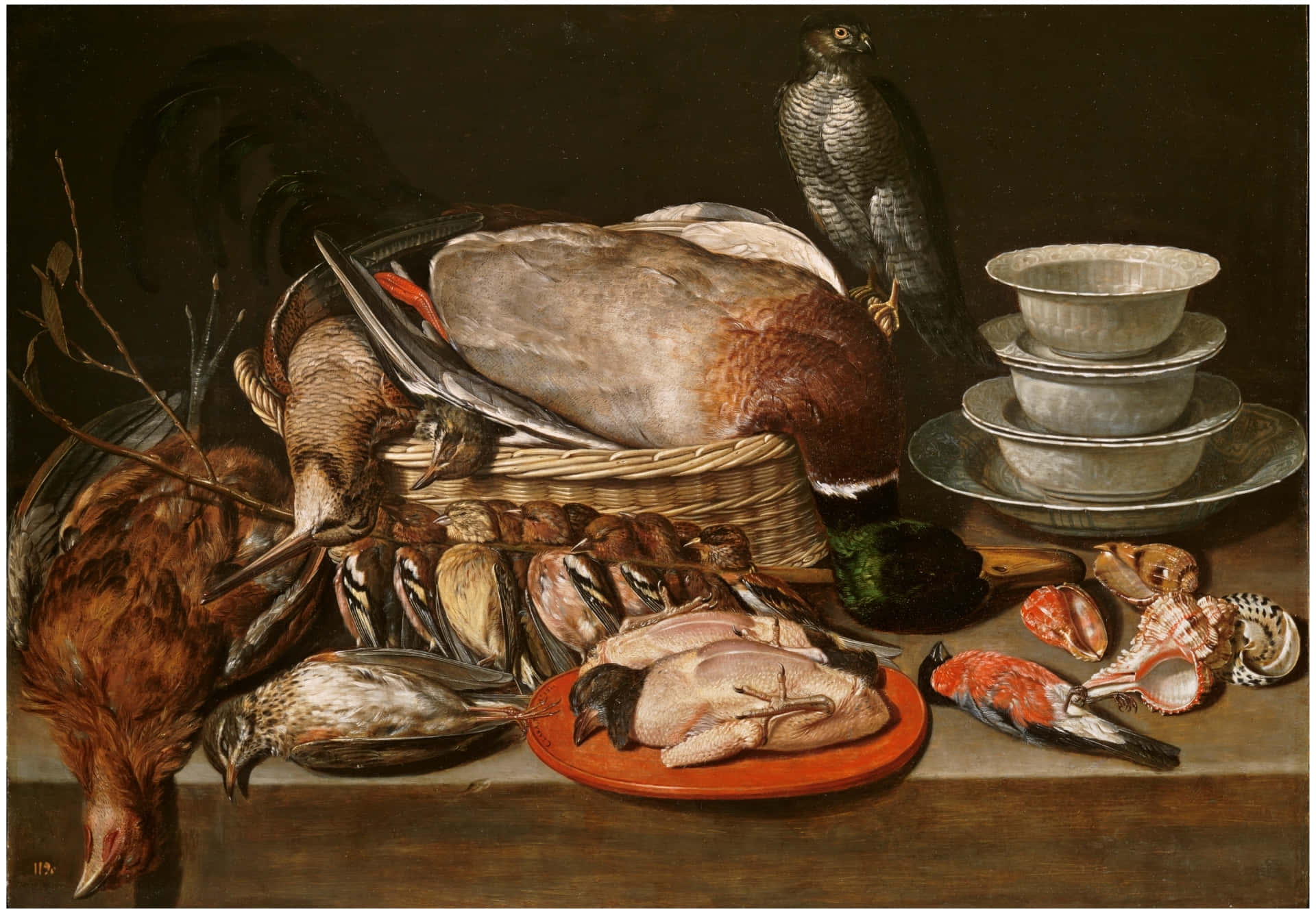 Sparrow Hawk 桌布 壁紙 — 一幅古典靜物畫展示了一個裝有獵鳥、一隻鷹、貝殼和堆疊銀碗的木桌。
