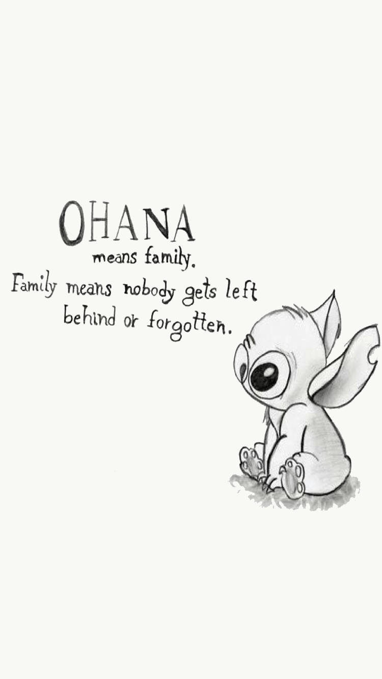 星際寶貝 桌布 壁紙 — 一幅史迪奇的素描，坐在一句手寫文字「Ohana 意味著家人」旁邊，背景簡潔。