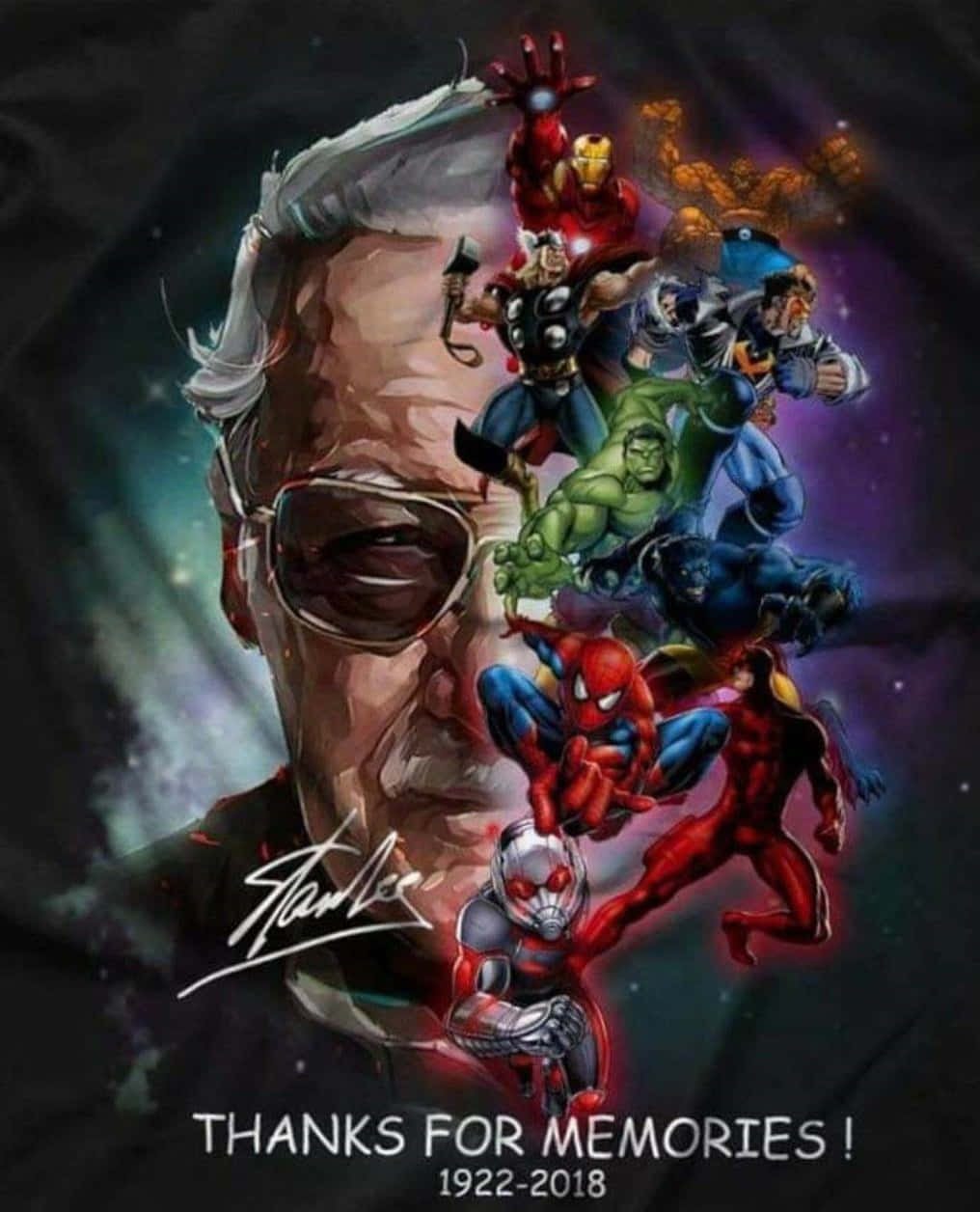 Stan Lee Tribute 桌布 壁紙 — 一幅向史丹·李致敬的肖像畫，以宇宙為背景，他臉上浮現出標誌性的漫威超級英雄。