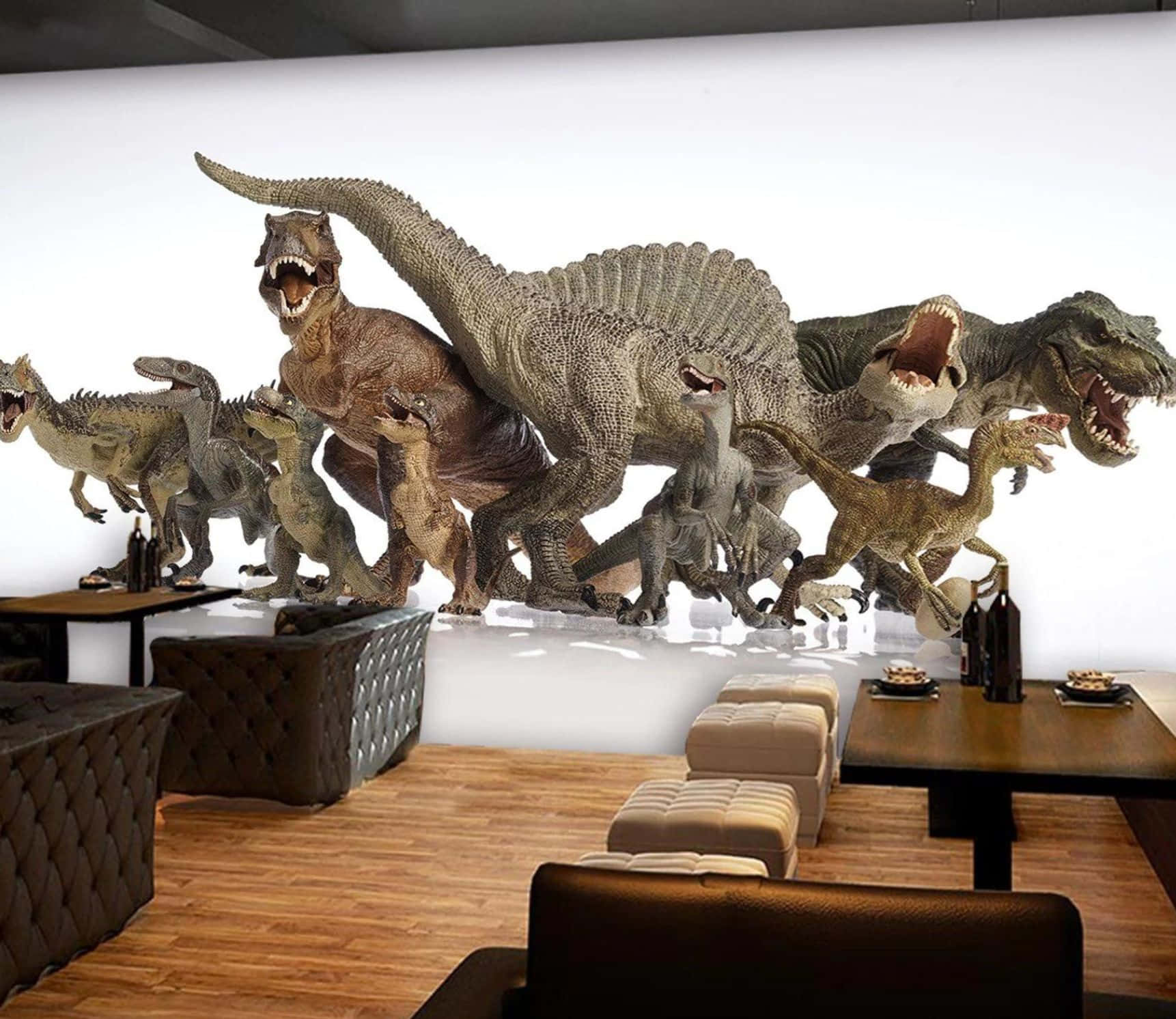 3d Dinosaur 桌布 壁紙 — 一幅咆哮恐龍的戲劇性壁紙壁畫主導了現代休息室，配有皮革家具和木地板。