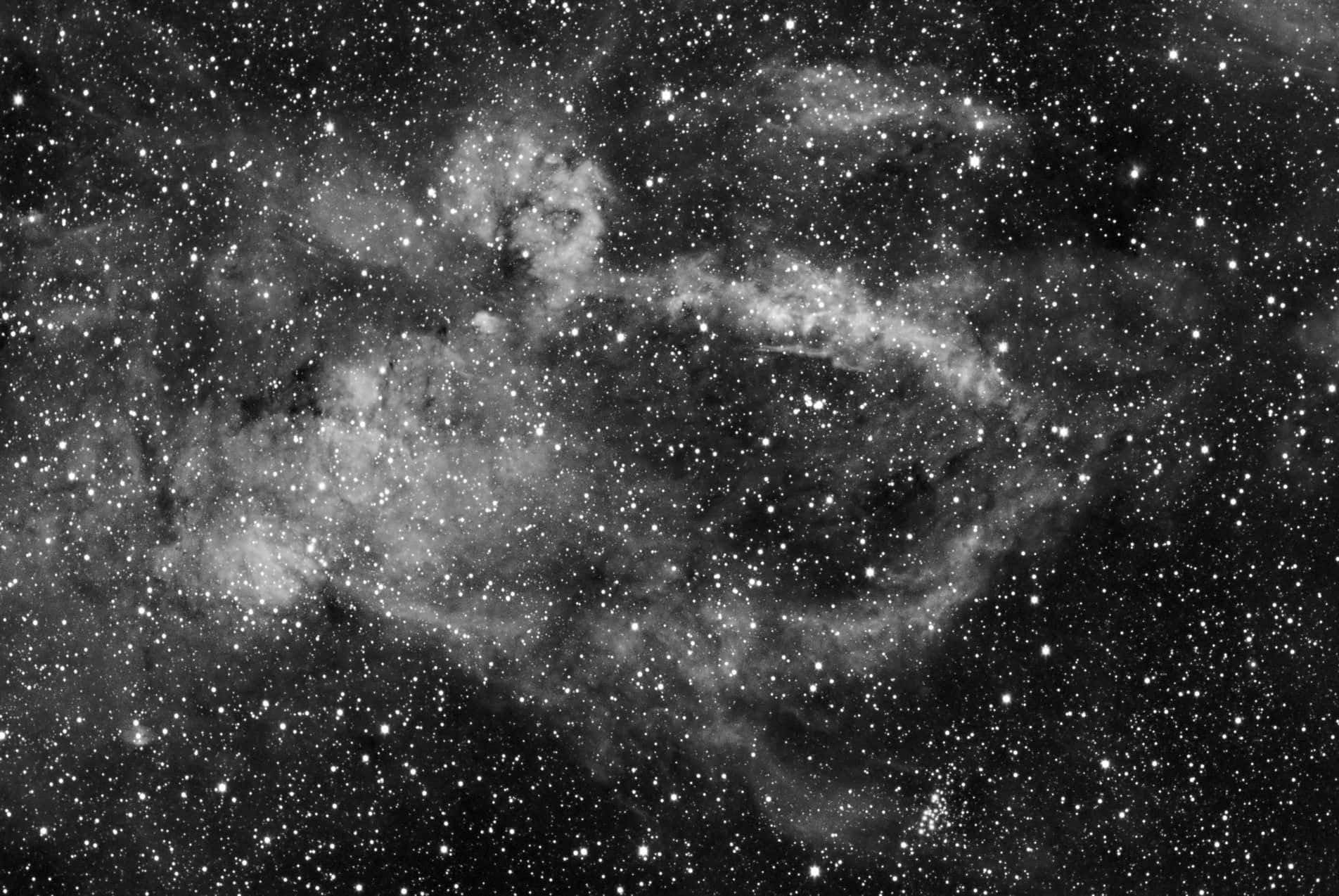 Black Galaxy 桌布 壁紙 — 一幅單色宇宙景觀，展示了一個廣闊的星雲，點綴著無數星星，背景是深邃的黑色虛空。