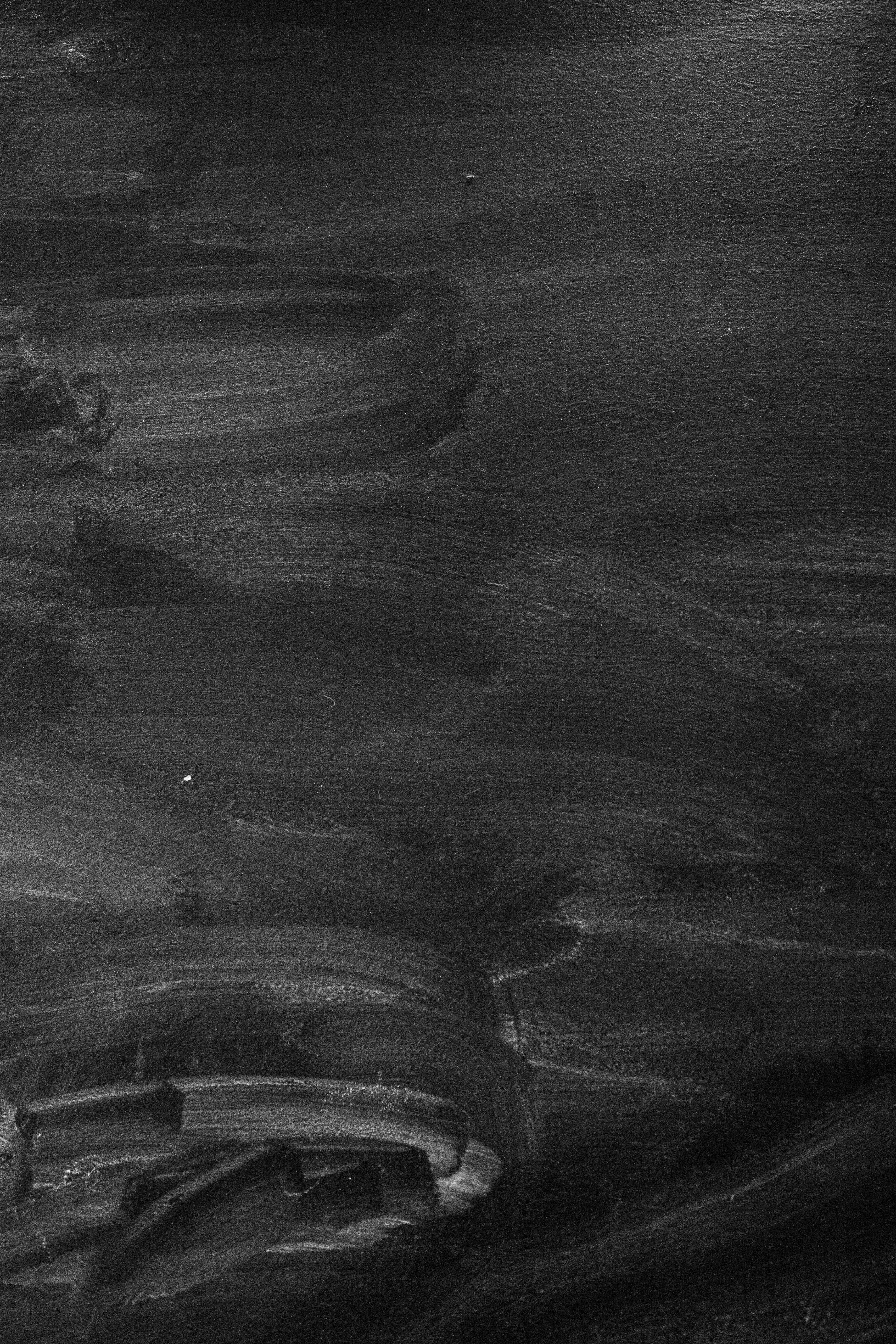 Chalkboard 桌布 壁紙 — 一幅單色抽象畫，帶有紋理木炭筆觸，營造出分層的深色形狀和微妙的高光。