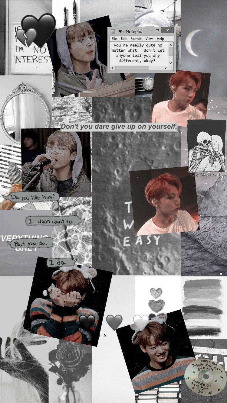 Jungkook Aesthetic 桌布 壁紙 — 一幅單色拼貼畫，混合了K-pop偶像的照片、文字語錄、心形和月亮圖案，營造出憂鬱的氛圍。