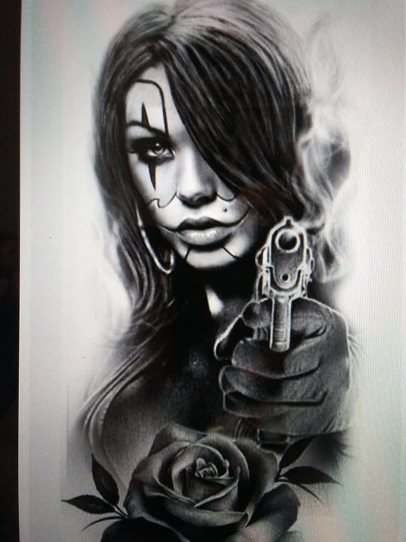 槍枝 桌布 壁紙 — 一幅單色插圖，描繪一位化著小丑妝的女子，手持冒煙的手槍和一朵玫瑰放在胸前。