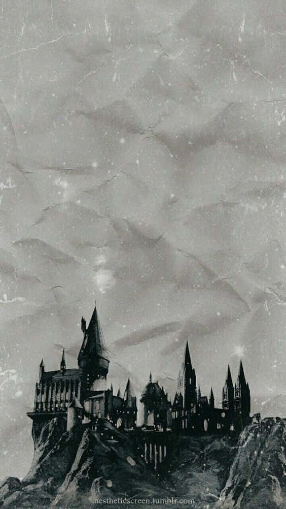 Harry Potter Black And White 桌布 壁紙 — 一幅單色插圖，描繪霍格華茲城堡坐落在懸崖上，上方是紋理豐富的陰雲天空，帶有微弱的星光。