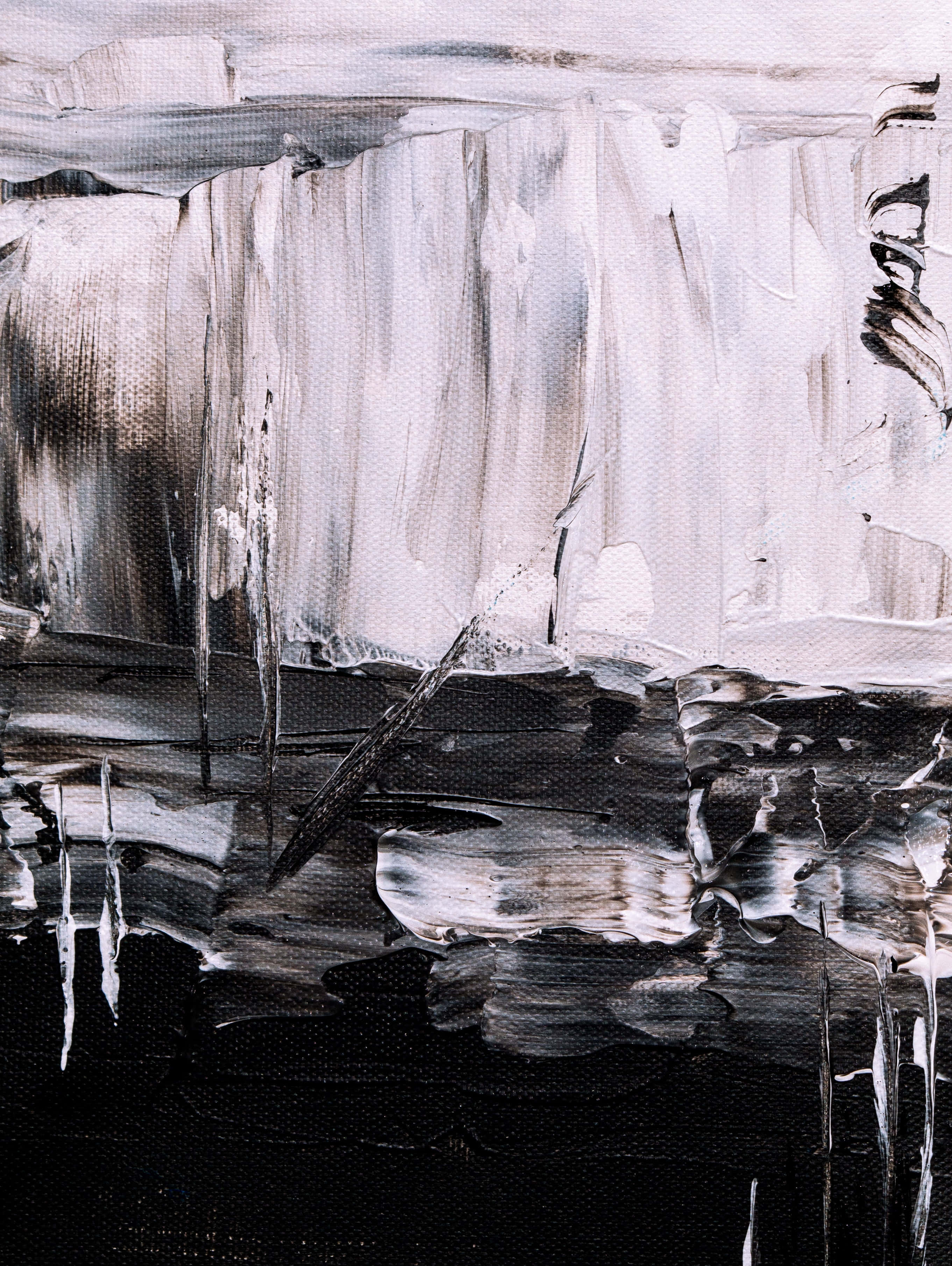 Black And White Abstract Art 桌布 壁紙 — 一幅單色油畫描繪了一個陡峭的瀑布，以紋理筆觸和戲劇性對比流入黑暗的水池。