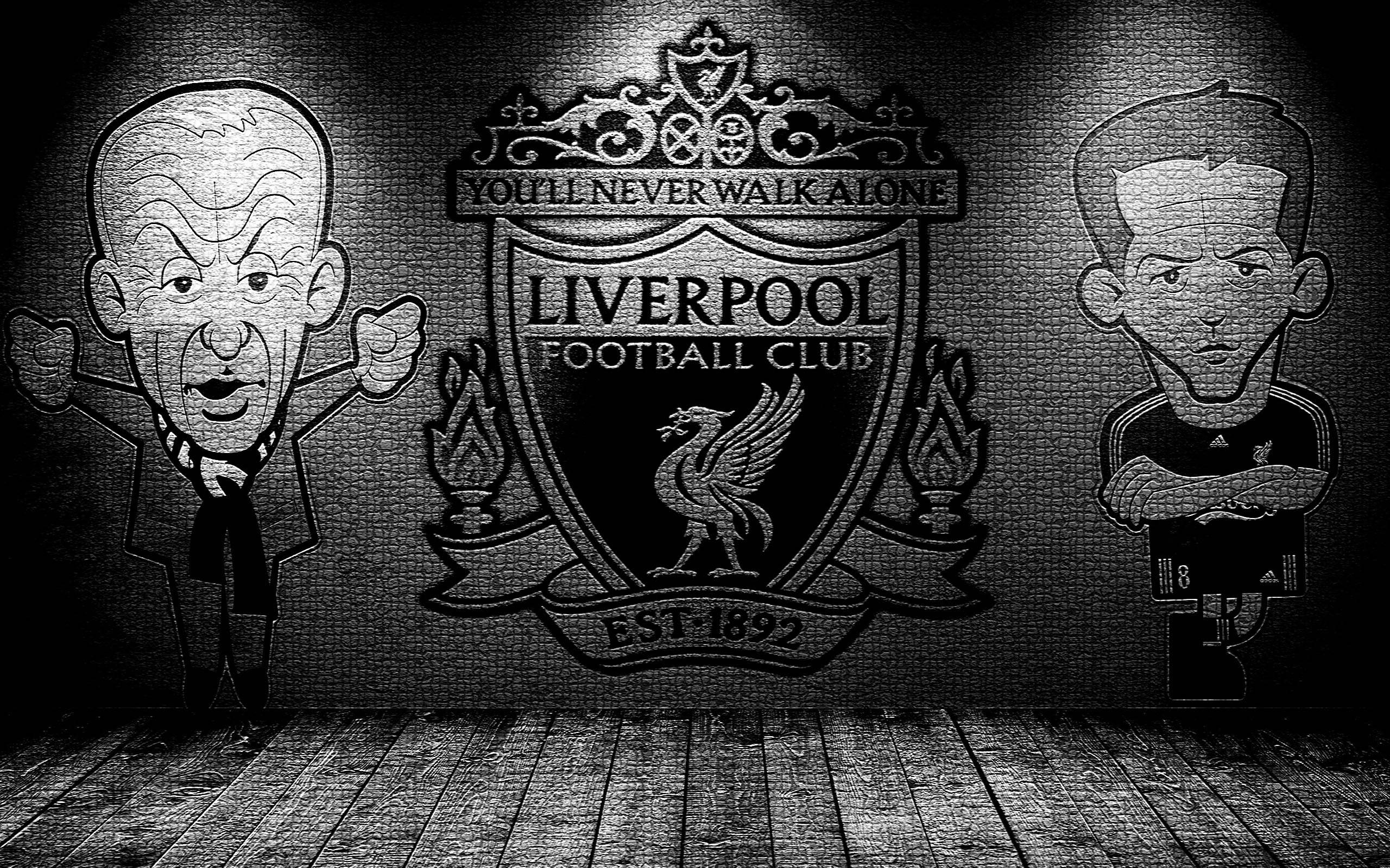 Liverpool Fc 桌布 壁紙 — 一幅單色磚牆上，利物浦足球俱樂部徽章兩側是標誌性人物的卡通漫畫，在戲劇性的聚光燈下。