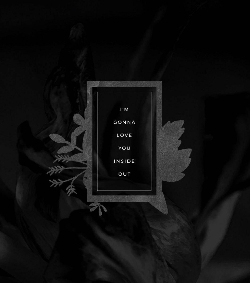 Quote 桌布 壁紙 — 一幅單色花卉圖案框住文字 'I'M GONNA LOVE YOU INSIDE OUT'，背景為深色紋理。