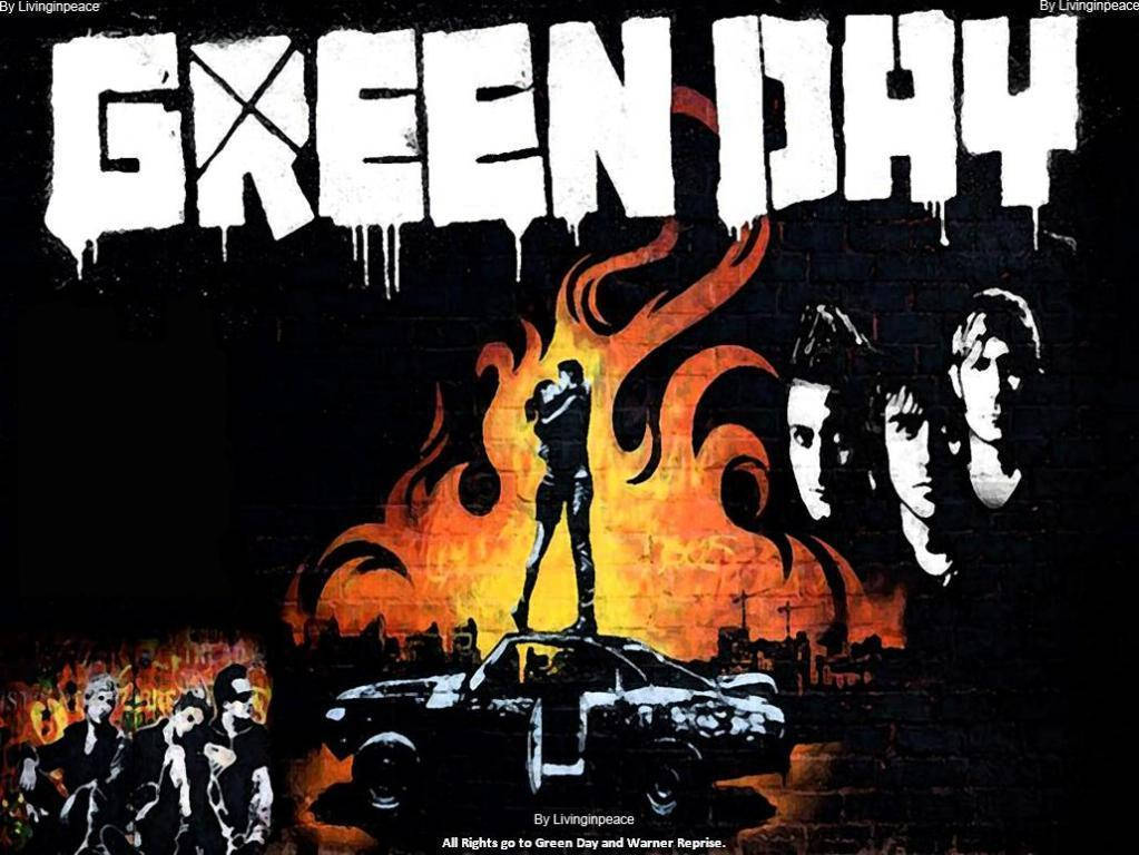 Green Day 桌布 壁紙 — 一幅塗鴉風格的壁畫，描繪一個樂團，背後有熾熱的橙色火焰，一個人站在車上，背景是深色磚牆。