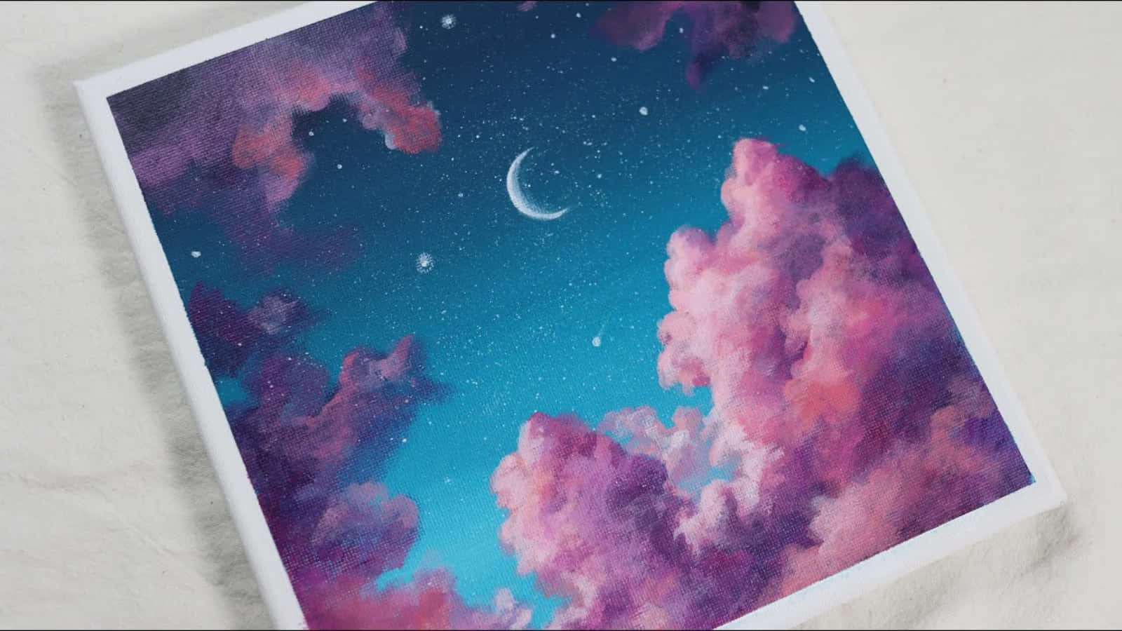 雲朵 桌布 壁紙 — 一幅夢幻的畫作，描繪新月和星星在青綠色的天空中透過鮮豔的粉紅色和紫色雲朵窺視。