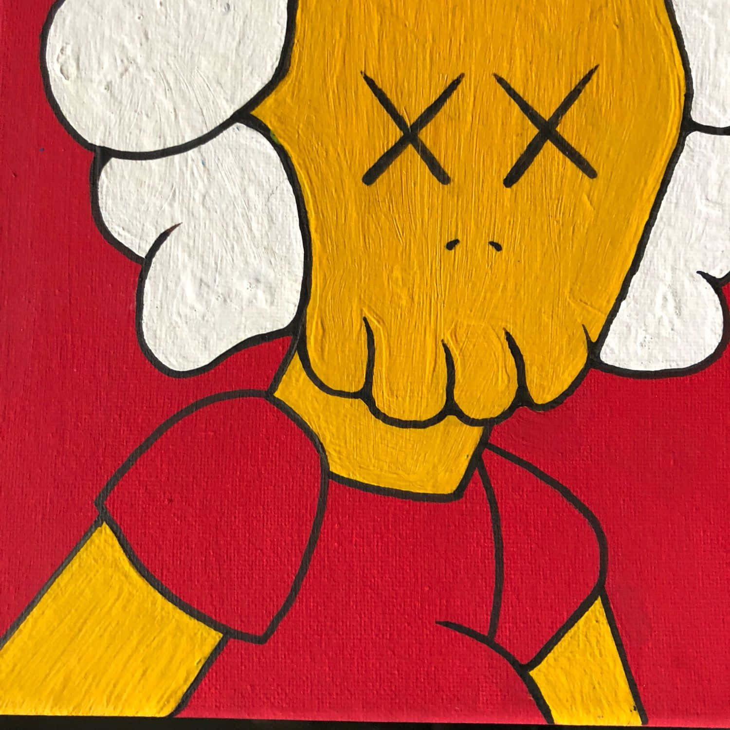 Kaws The Simpsons 桌布 壁紙 — 一幅大膽的繪畫藝術品，描繪一個黃色骷髏頭，帶有X形眼睛和白色雲朵狀耳朵，背景為紅色。