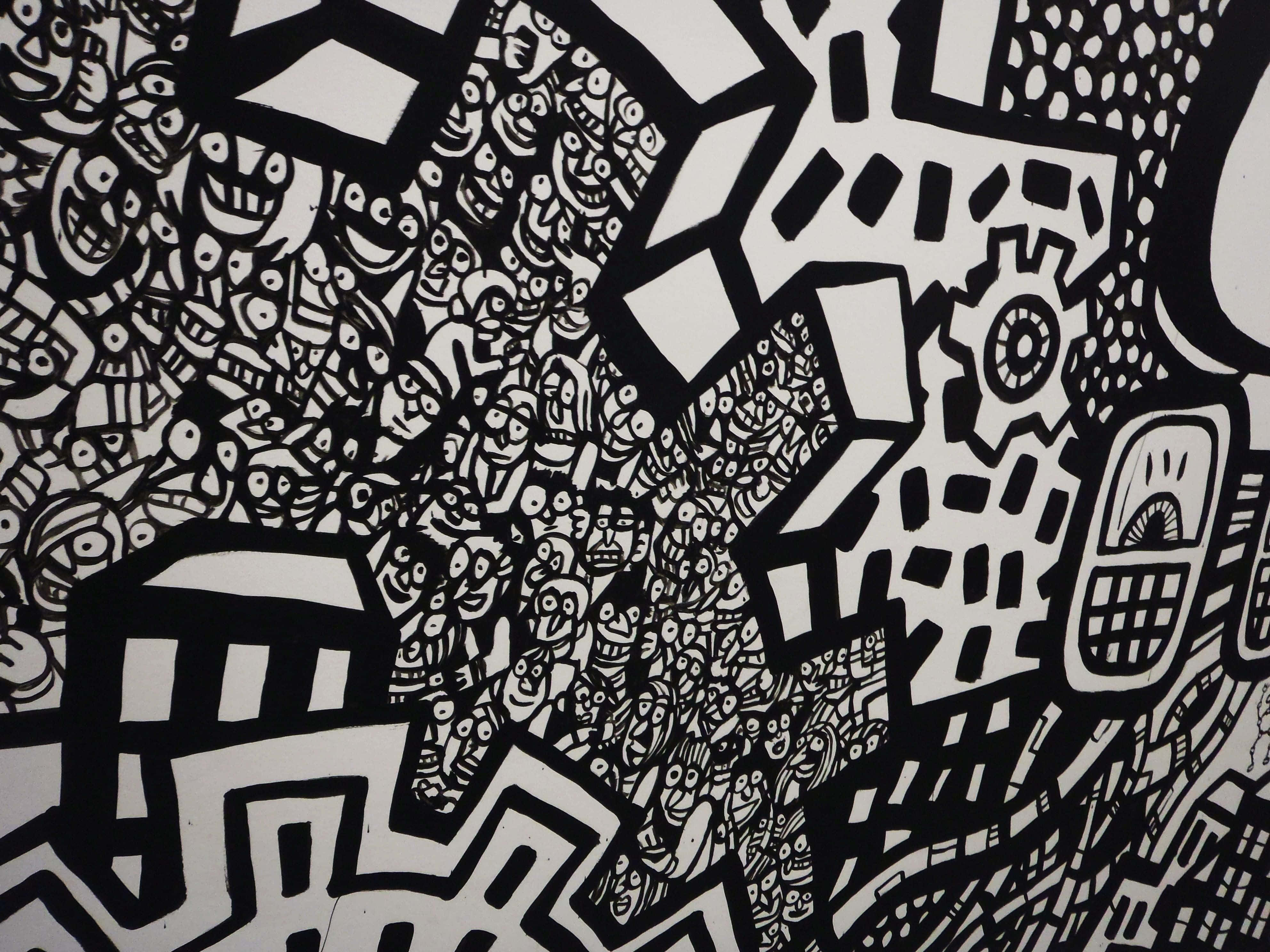 Black And White Graffiti 桌布 壁紙 — 一幅大膽的黑白插圖，充滿風格化的面孔、齒輪和抽象形狀，形成混亂的城市圖案。