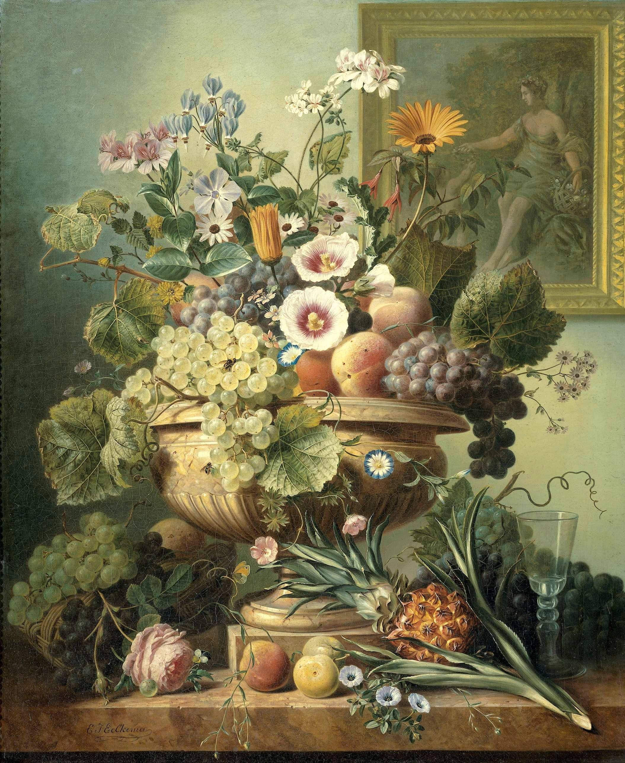 Fruits 桌布 壁紙 — 一幅奢華的靜物畫，描繪一個金色甕，裝滿了葡萄、桃子和鮮花，放在木桌上，背景是一幅帶框的古典畫作。