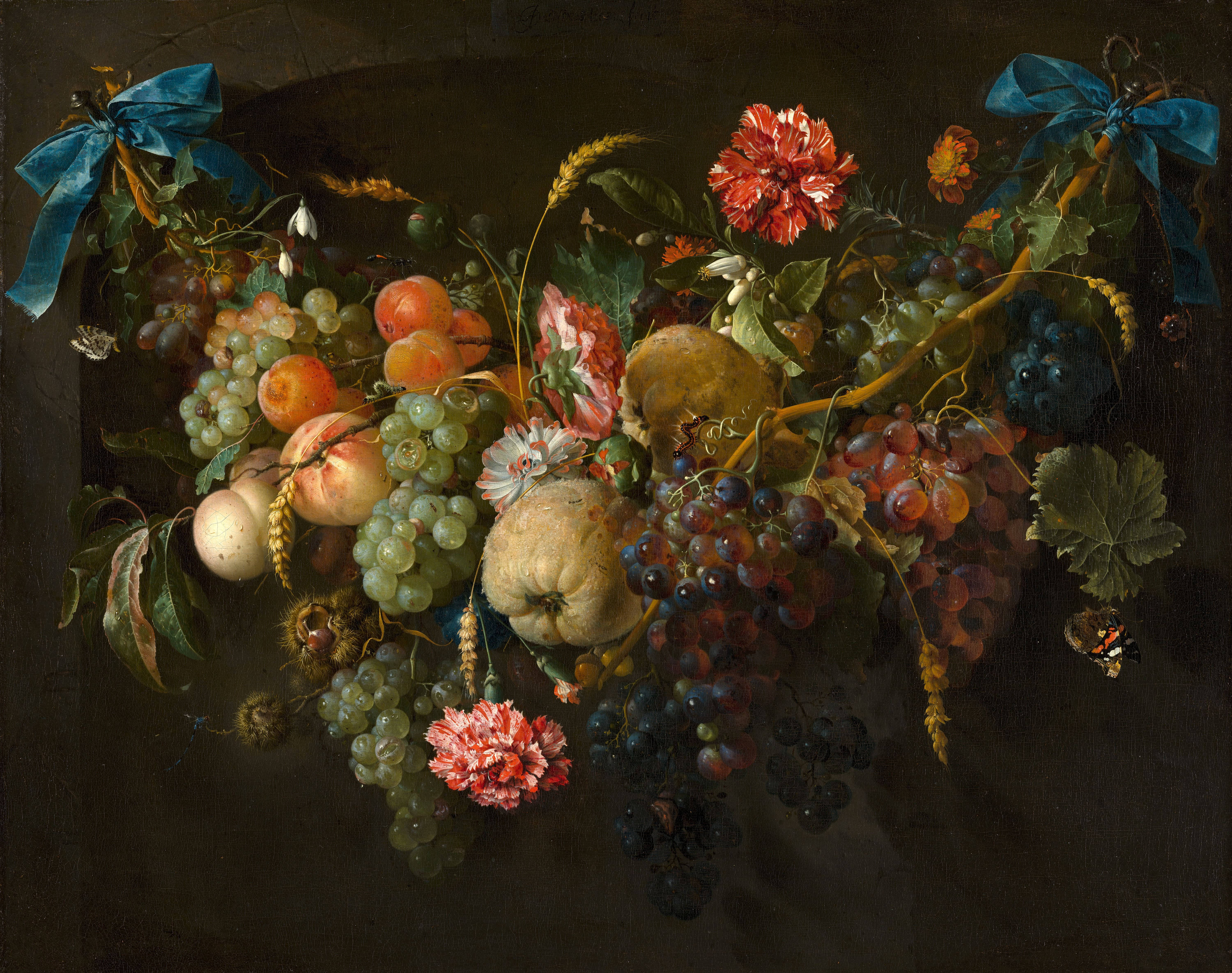Painting 桌布 壁紙 — 一幅奢華的靜物畫，描繪了葡萄、桃子、石榴和花朵，用藍色絲帶繫在一起，背景為深色。