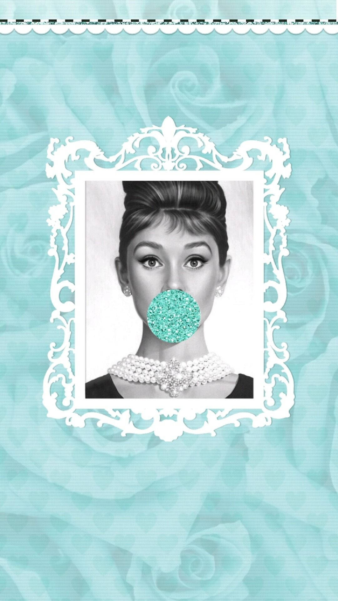 Tiffany's 桌布 壁紙 — 一幅奧黛麗·赫本的黑白肖像，鑲嵌在華麗的白色裝飾框中，背景是青綠色玫瑰圖案。