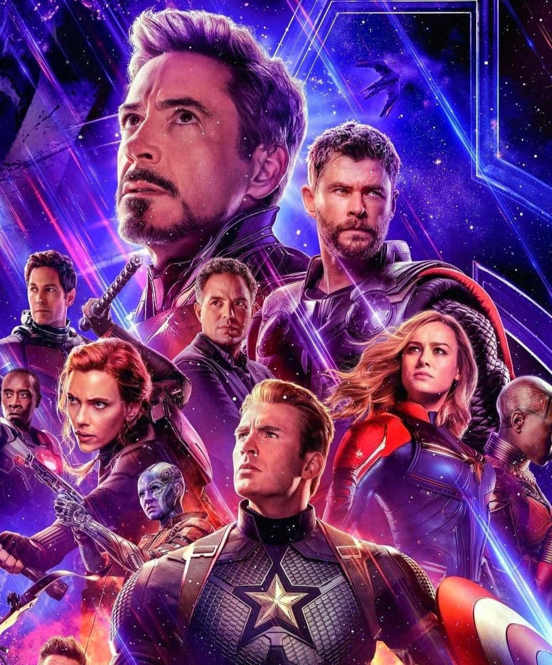 Marvel Profile 桌布 壁紙 — 一幅宇宙超級英雄組合肖像， featuring Iron Man、Captain America 和 Thor，背景是充滿活力的紫色星域和發光的能量線條。