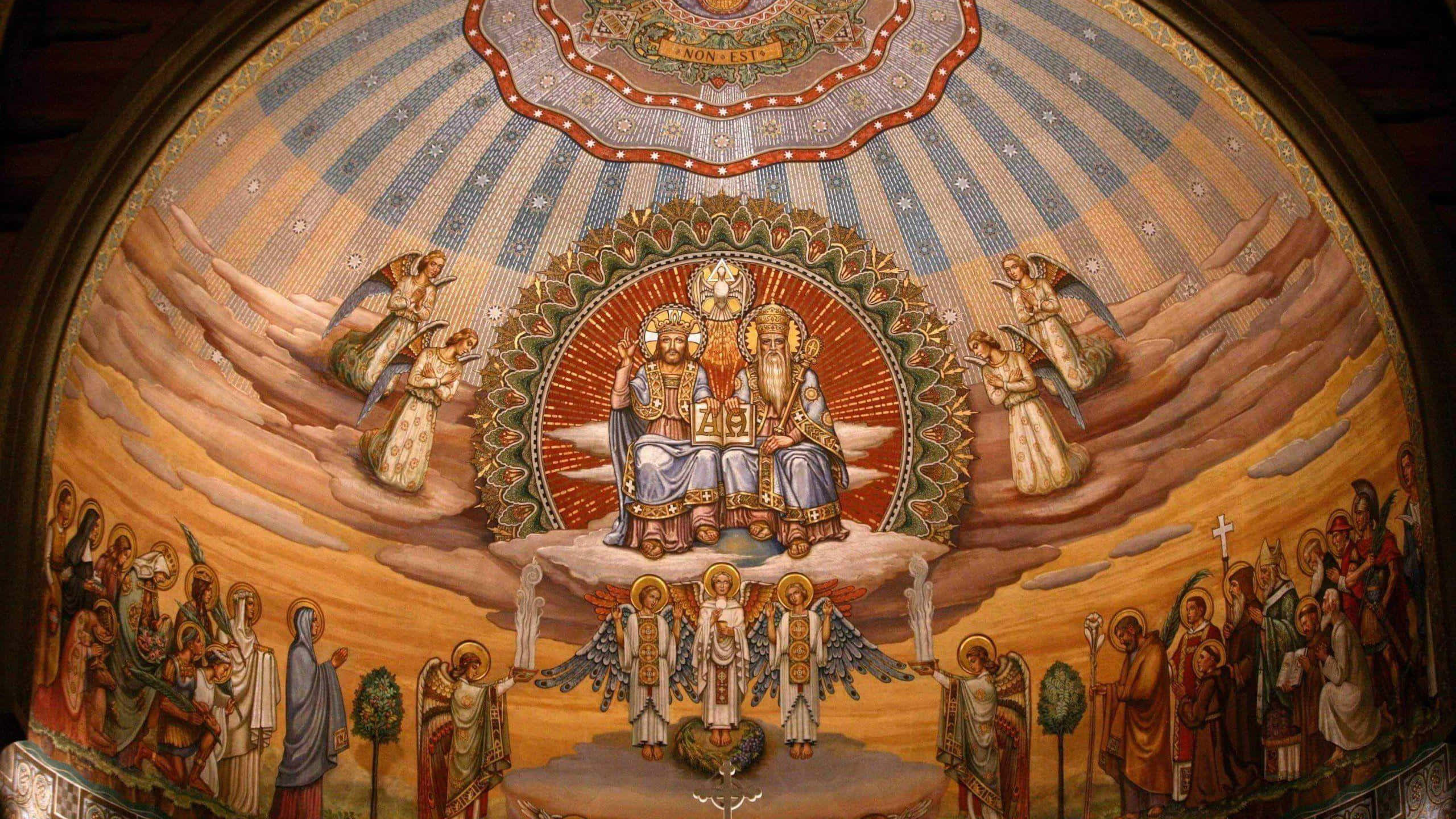 Holy Trinity 桌布 壁紙 — 一幅宏偉的宗教馬賽克描繪了神聖人物在圓頂教堂內部，於光芒四射的雲彩和天使侍從中登基。