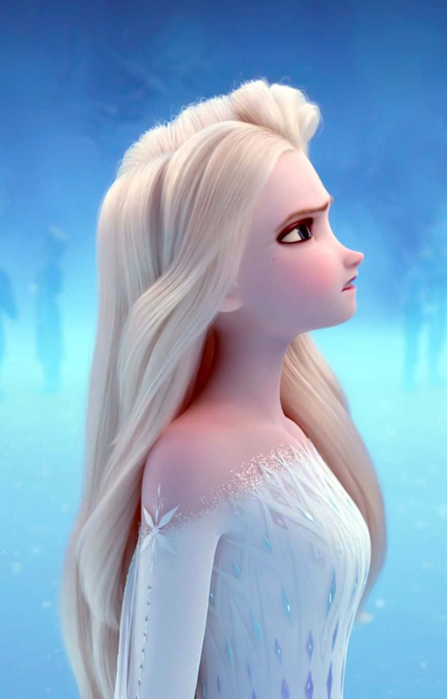 Elsa Frozen 桌布 壁紙 — 一幅寧靜的動畫肖像，描繪艾莎穿著閃爍的冰禮服，背景是柔和的藍色雪景。