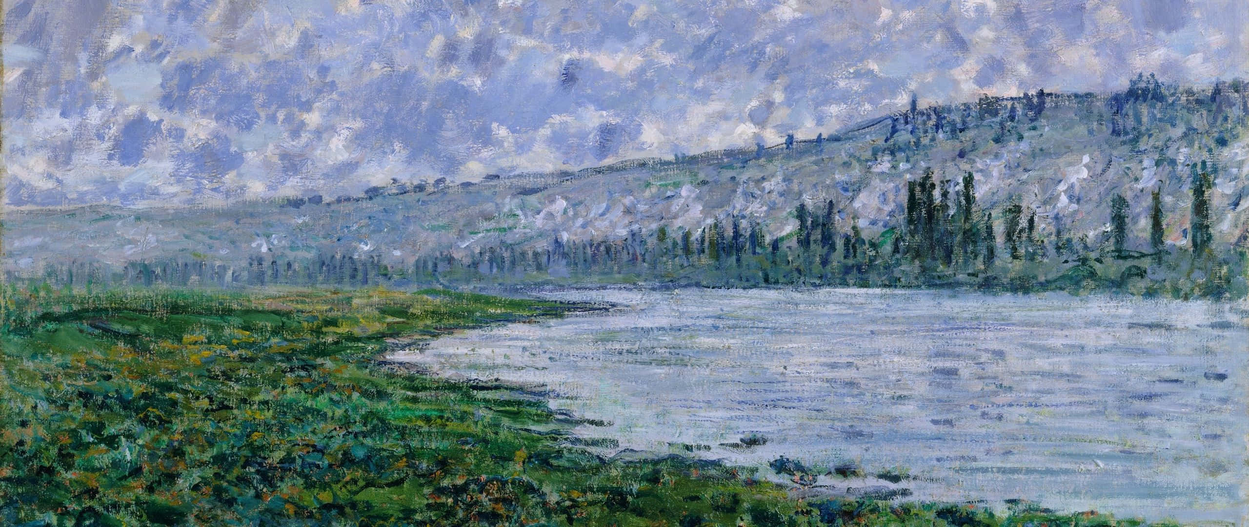 Impressionism 桌布 壁紙 — 一幅寧靜的印象派畫作，描繪了一個平靜的湖泊，湖邊有綠草和遠處的樹木，天空多雲。