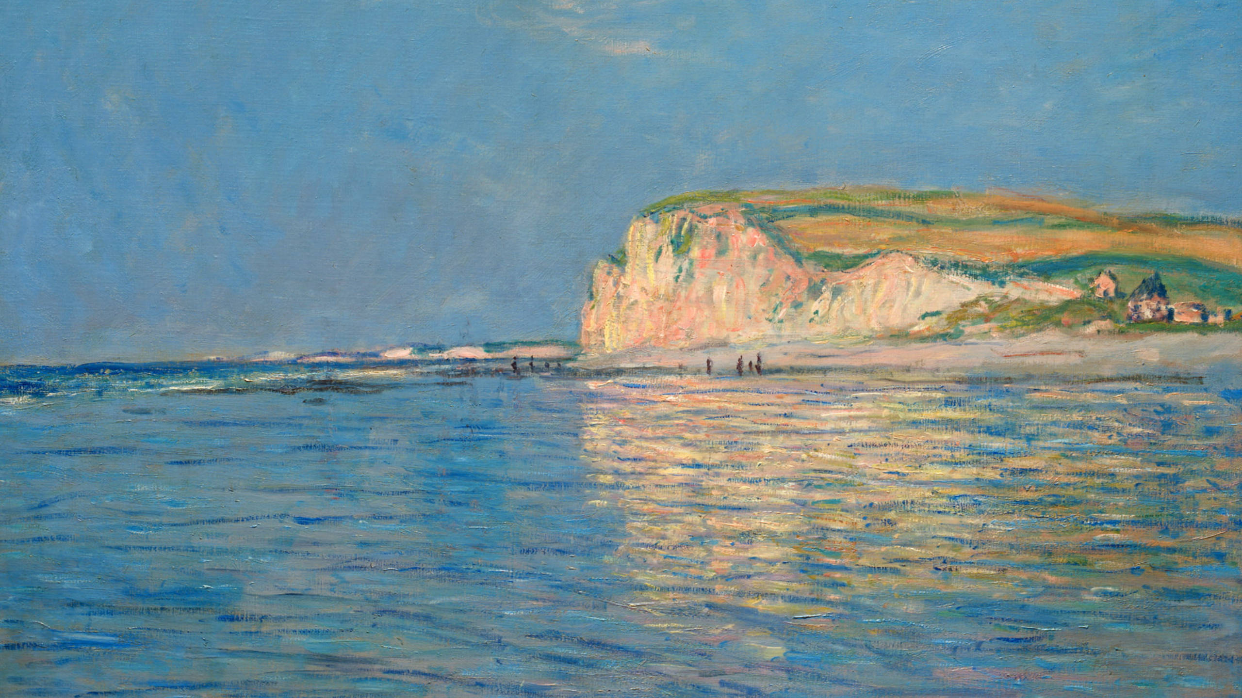 Monet 桌布 壁紙 — 一幅寧靜的印象派畫作，描繪海岸景色，懸崖在柔和天空下倒映在平靜的藍色海水中。