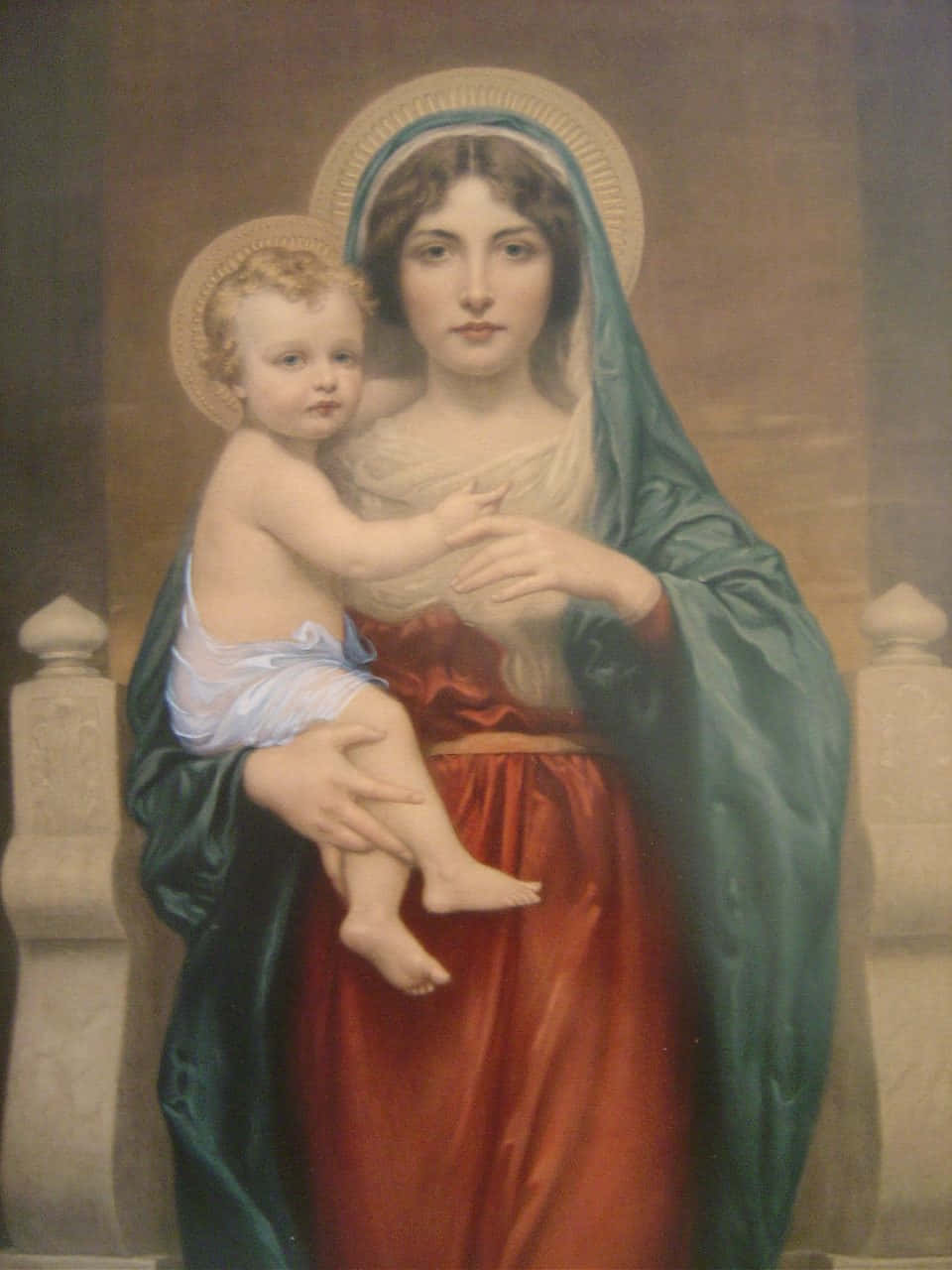 Mother Mary 桌布 壁紙 — 一幅寧靜的古典繪畫，描繪聖母瑪利亞身穿綠色面紗和紅色長袍，懷抱嬰兒耶穌，兩人均飾有金色光環。