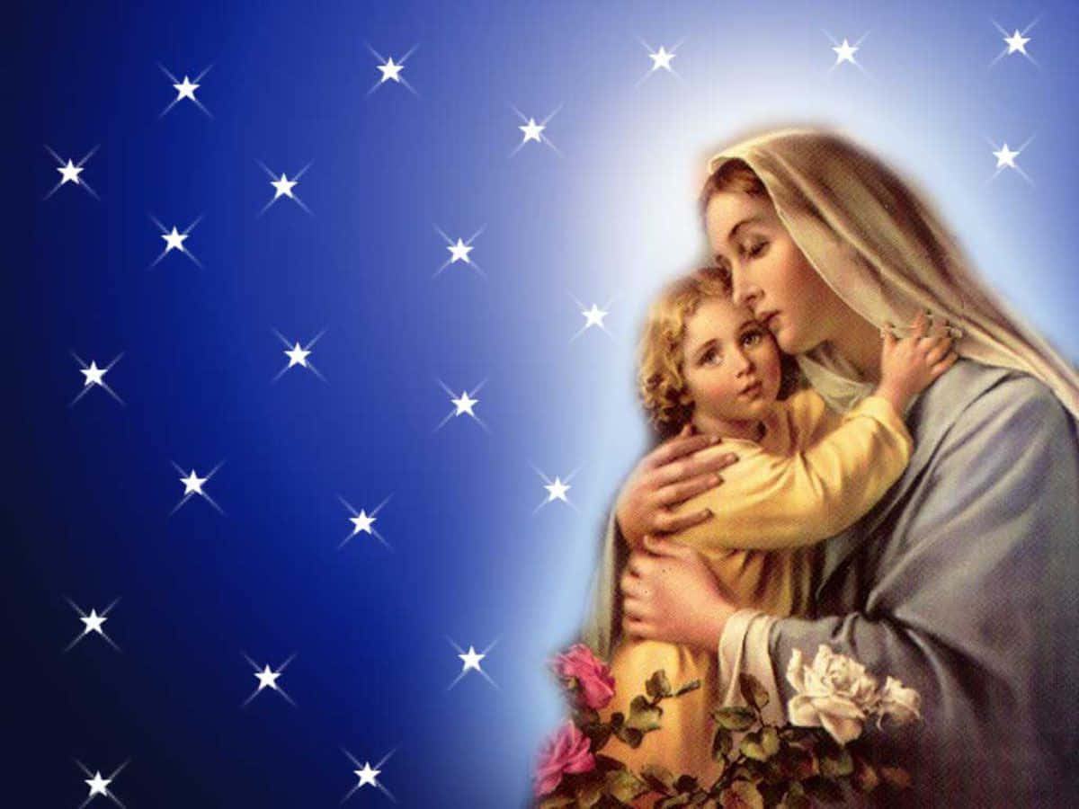 Mother Mary 桌布 壁紙 — 一幅寧靜的宗教插圖，描繪聖母瑪利亞溫柔地擁抱嬰兒耶穌，背景是燦爛的藍色星空。